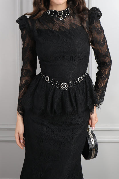 طقم دانتيل خناقي بتطريزات خرزية عالياقة والخصر باكمام شفافة -اسود