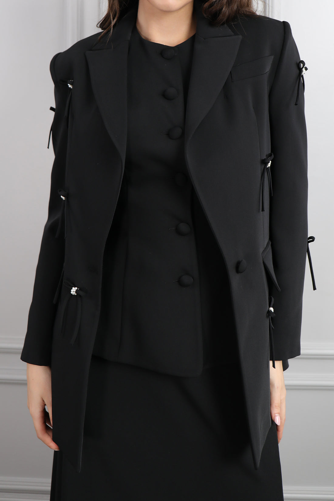 طقم تنورة وتوب وجاكيت بزينة فيونكات -اسود