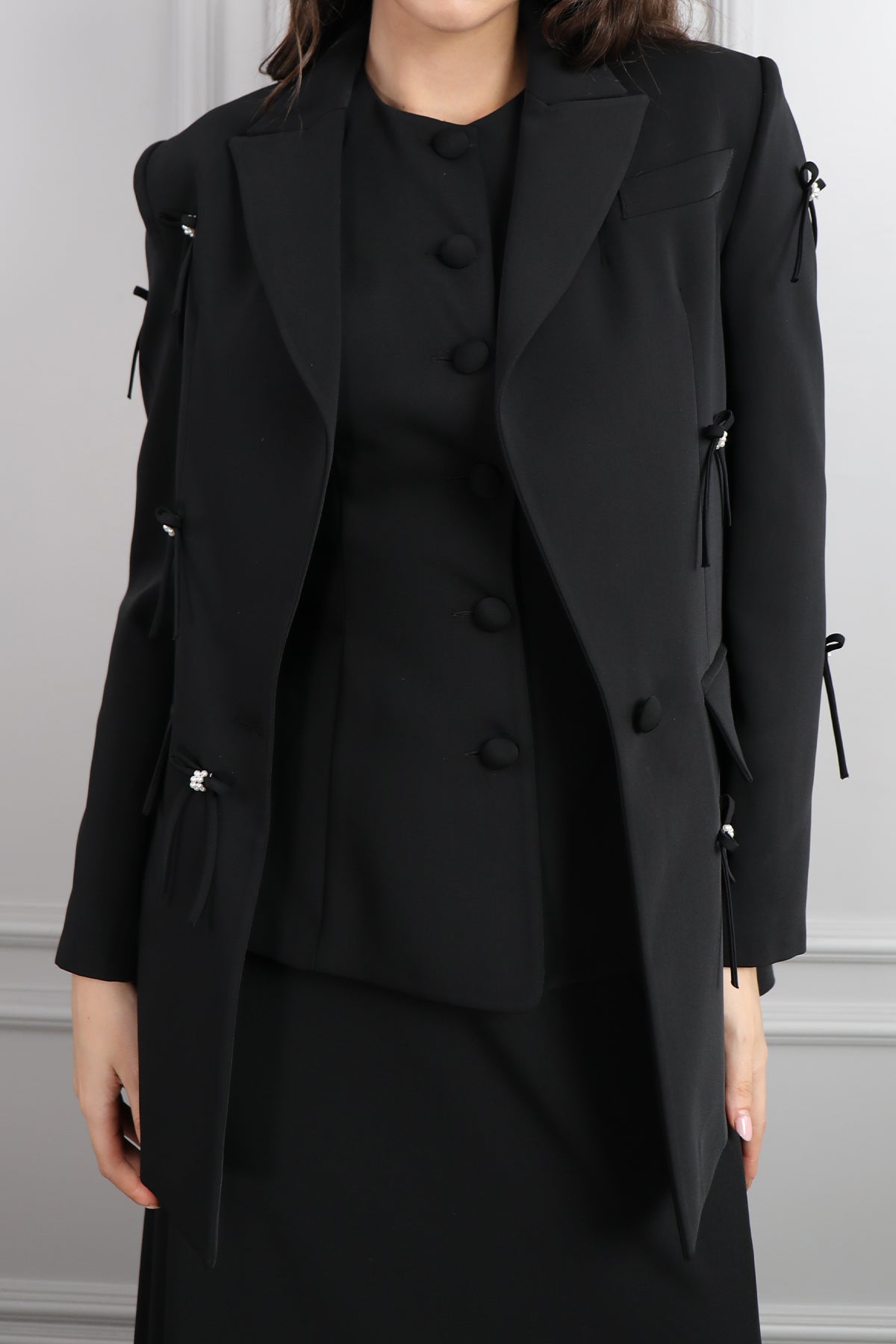 طقم تنورة وتوب وجاكيت بزينة فيونكات -اسود