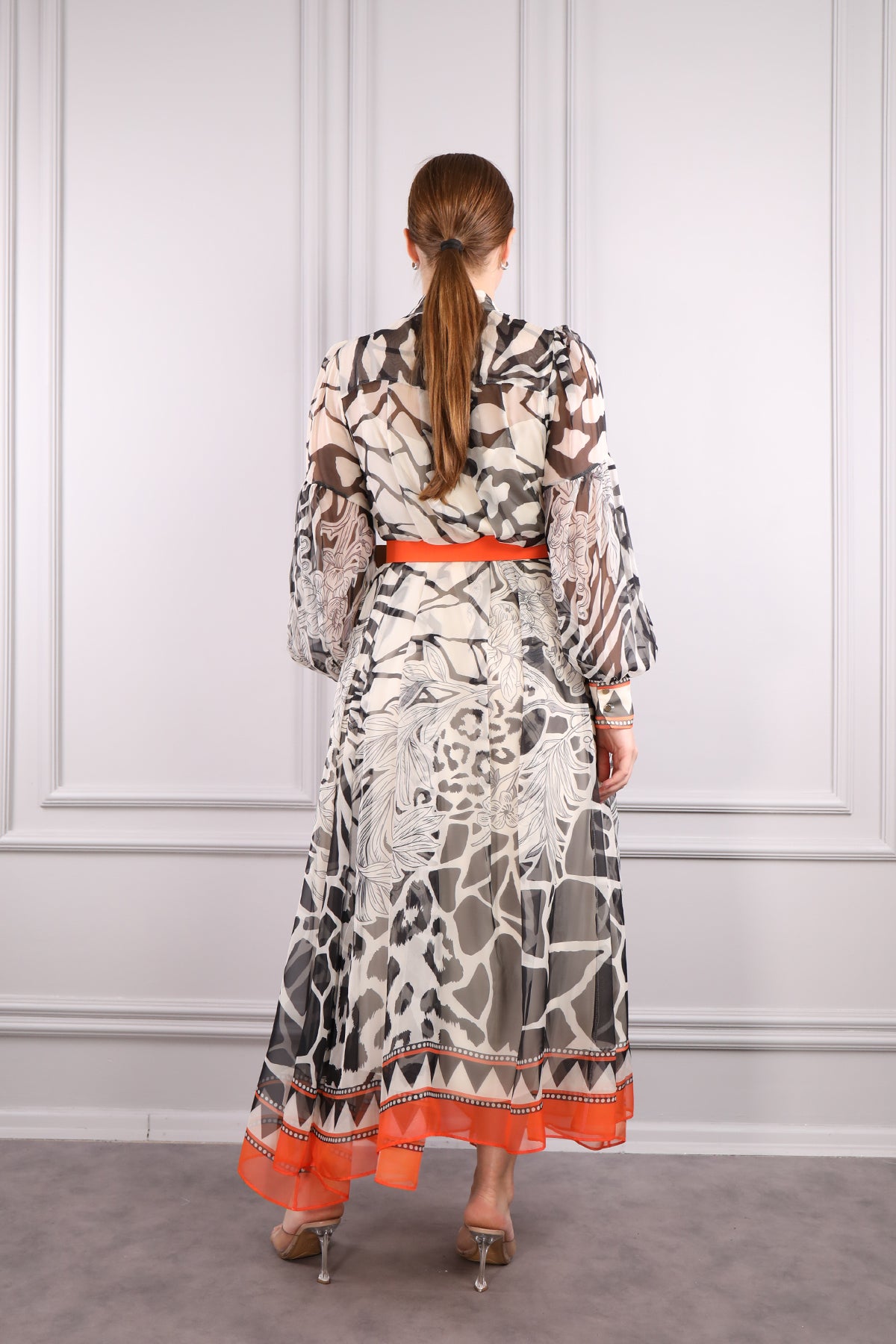 فستان شيفون بزخرفة على الياقة وحزام خصر مقاس كبير -اسود