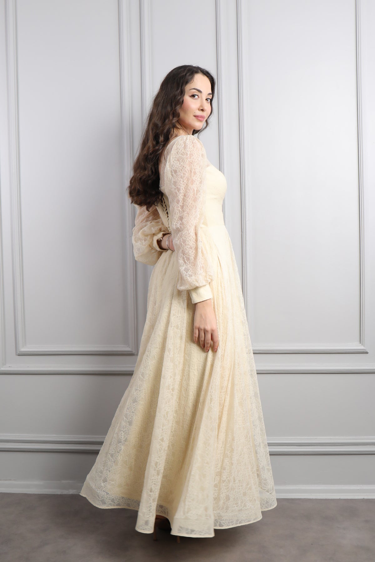 فستان سهرة دانتيل بياقة مثلثة واكمام واسعة مقاس كبير -بيج