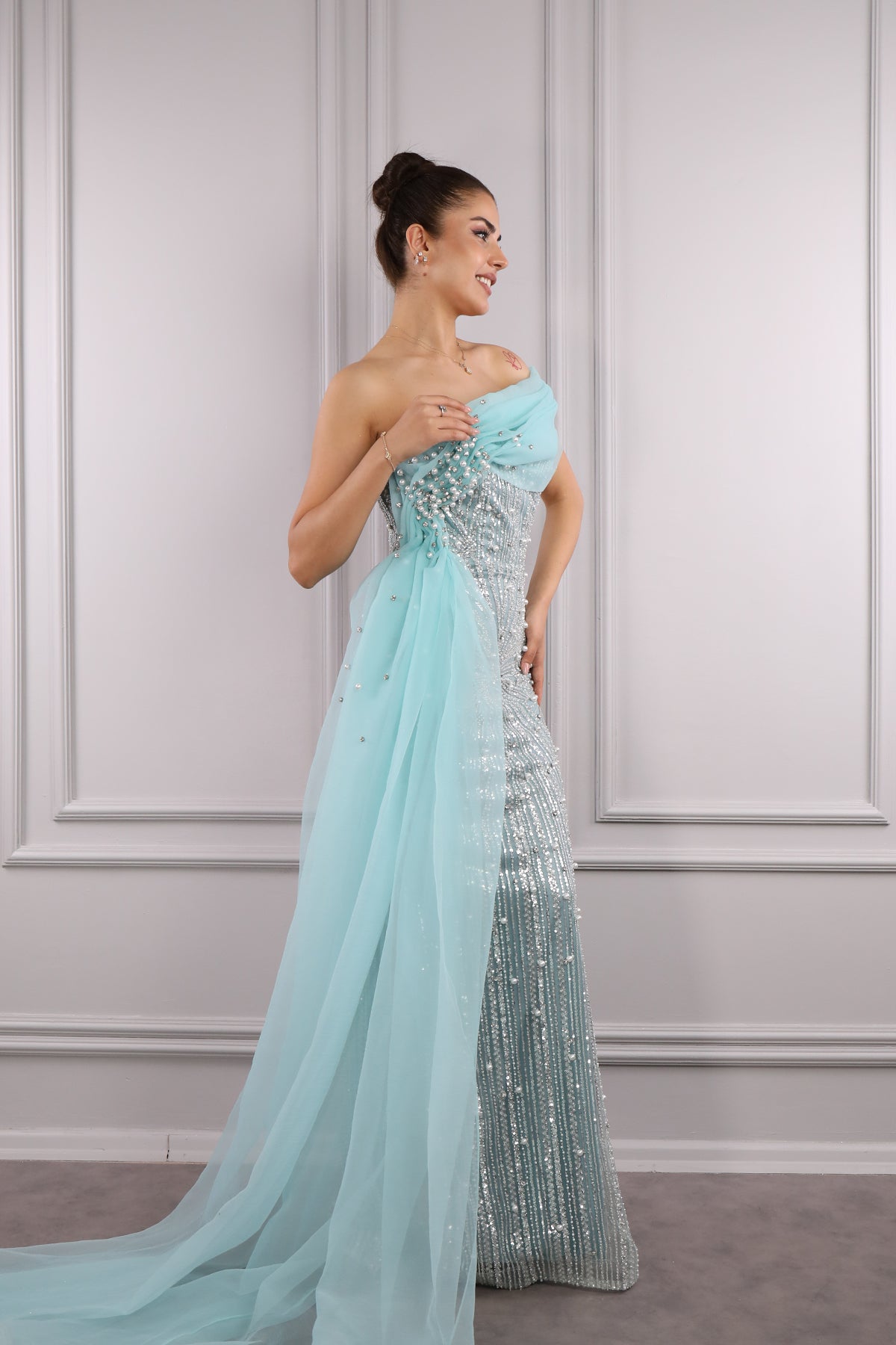 فستان سهرة مقاس كبير بتفاصيل كاب مطرز باللؤلؤ والترتر على الكتف الواحد -نعناعي