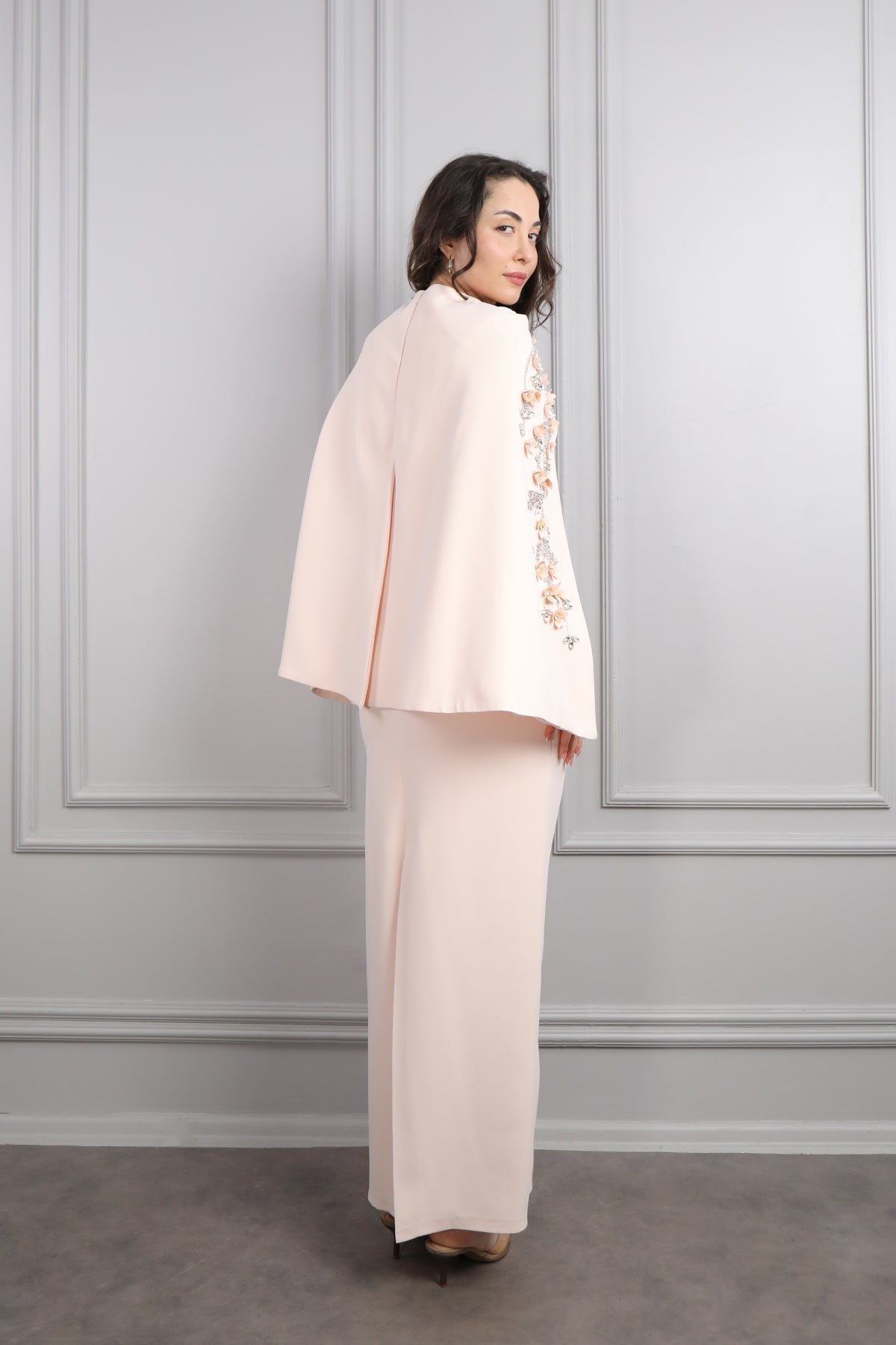 فستان سهرة بتفصيل كايب عالكتف بتطريزات كريستالية مقاس كبير -بمبي