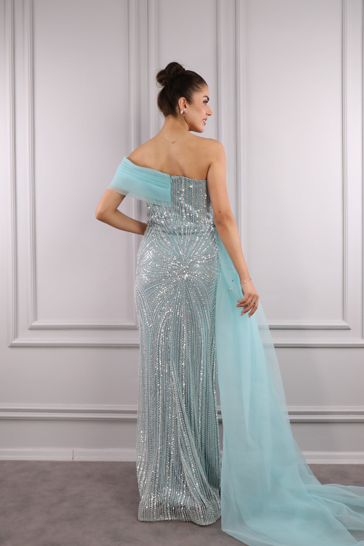 فستان سهرة مقاس كبير بتفاصيل كاب مطرز باللؤلؤ والترتر على الكتف الواحد -نعناعي