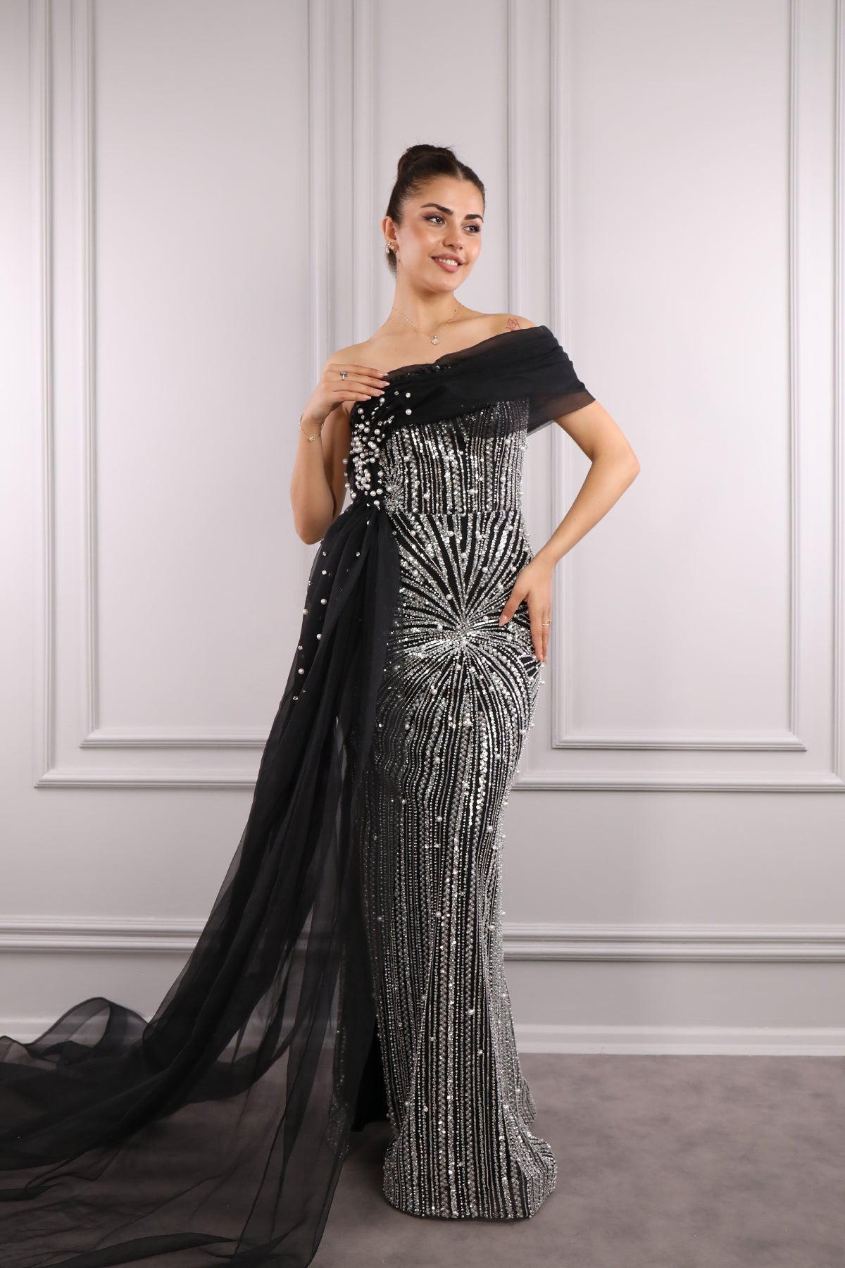 فستان سهرة مقاس كبير بتفاصيل كاب مطرز باللؤلؤ والترتر على الكتف الواحد -اسود