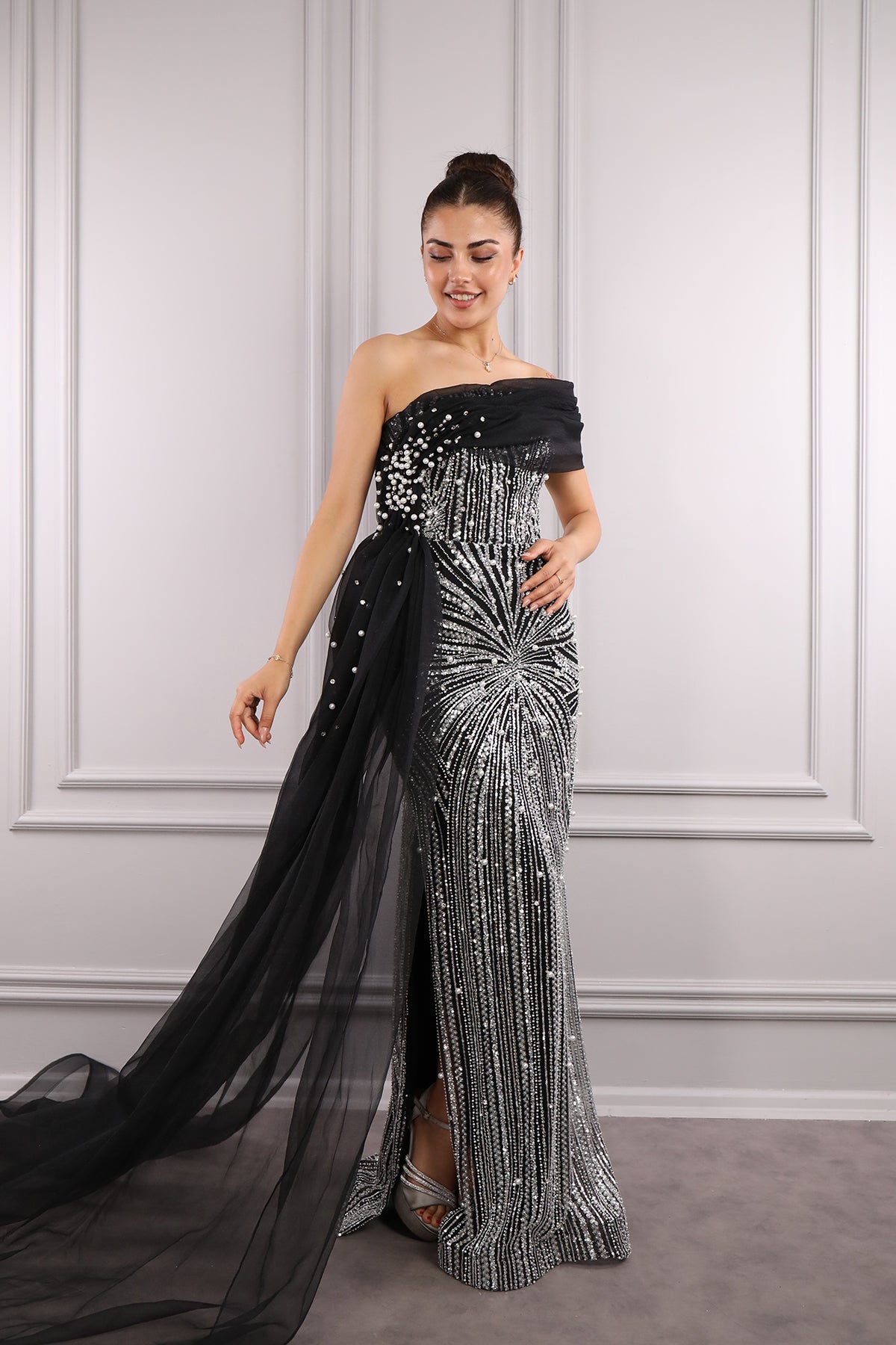 فستان سهرة مقاس كبير بتفاصيل كاب مطرز باللؤلؤ والترتر على الكتف الواحد -اسود