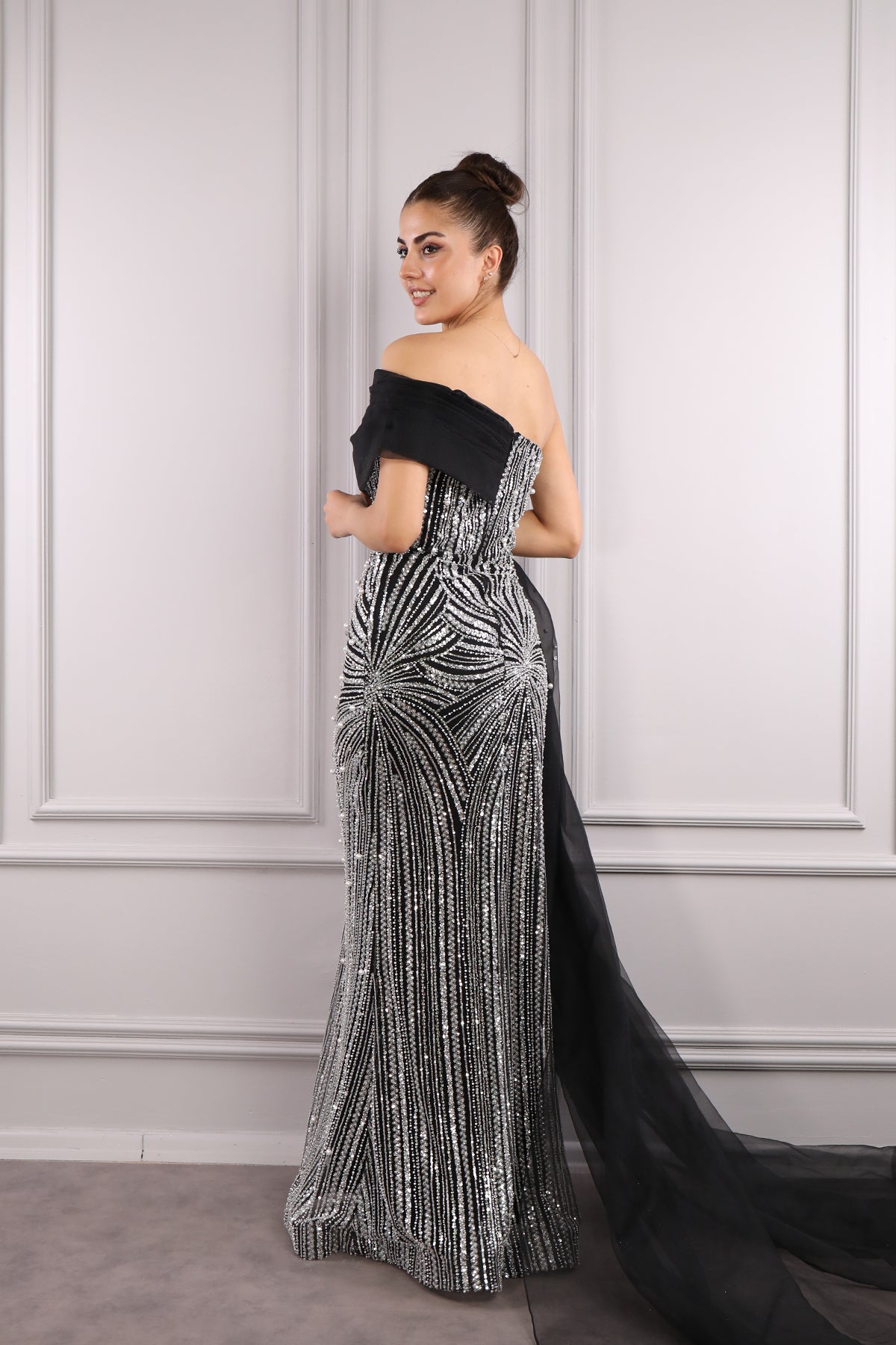 فستان سهرة مقاس كبير بتفاصيل كاب مطرز باللؤلؤ والترتر على الكتف الواحد -اسود