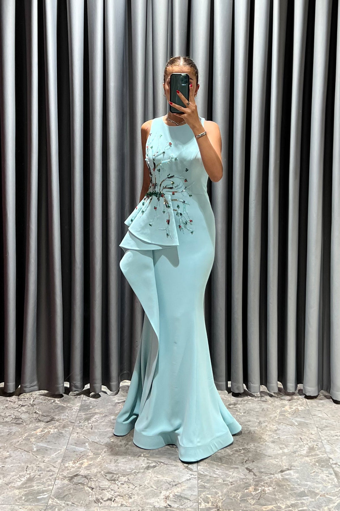 فستان سهرة مطرز بالفصوص بتصميم سمكة -نعناعي