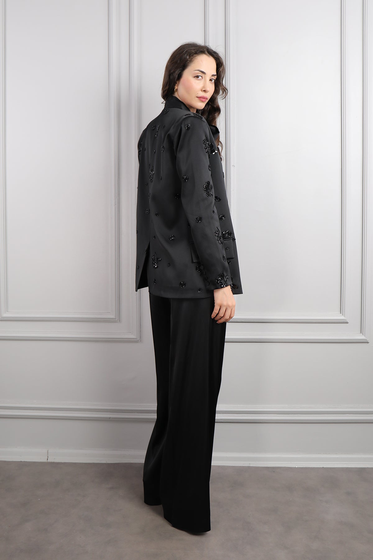 طقم ساتان ثلاثي بنطال وبلوزة بتطريزات خرزية -اسود