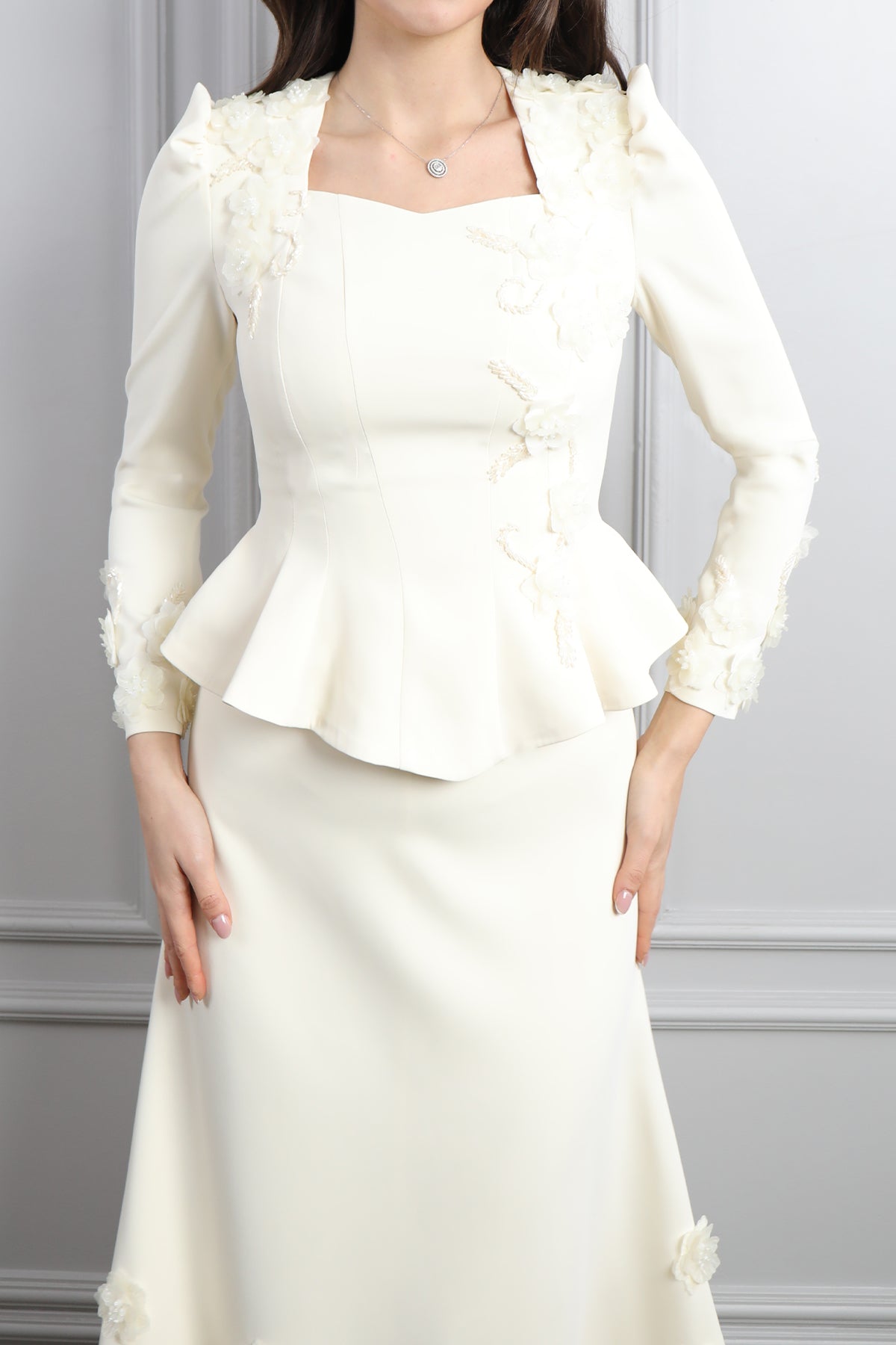 طقم تنورة وتوب رسمي انيق بياقة مربعة وتفاصيل ورود -سكري