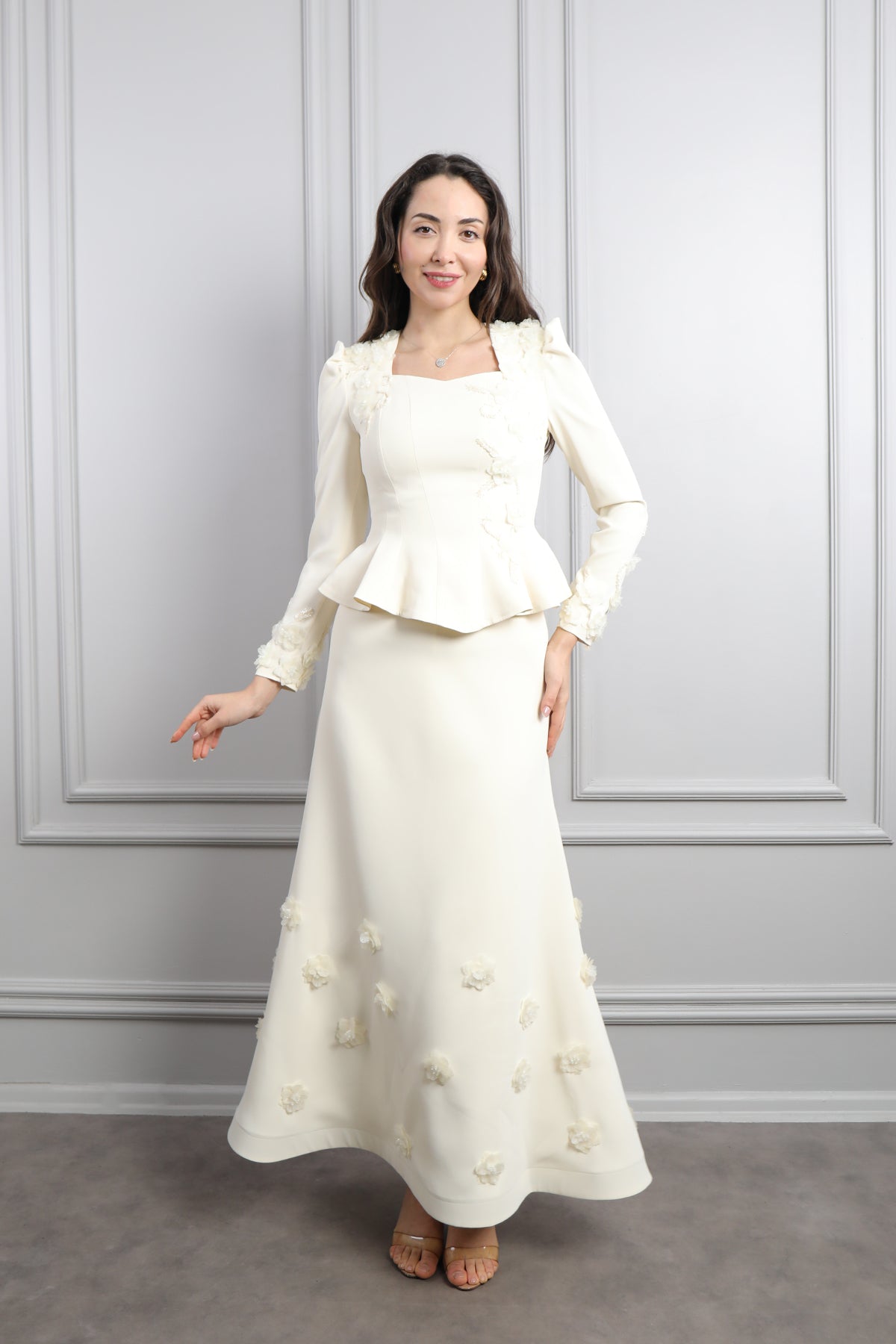 طقم تنورة وتوب رسمي انيق بياقة مربعة وتفاصيل ورود -سكري