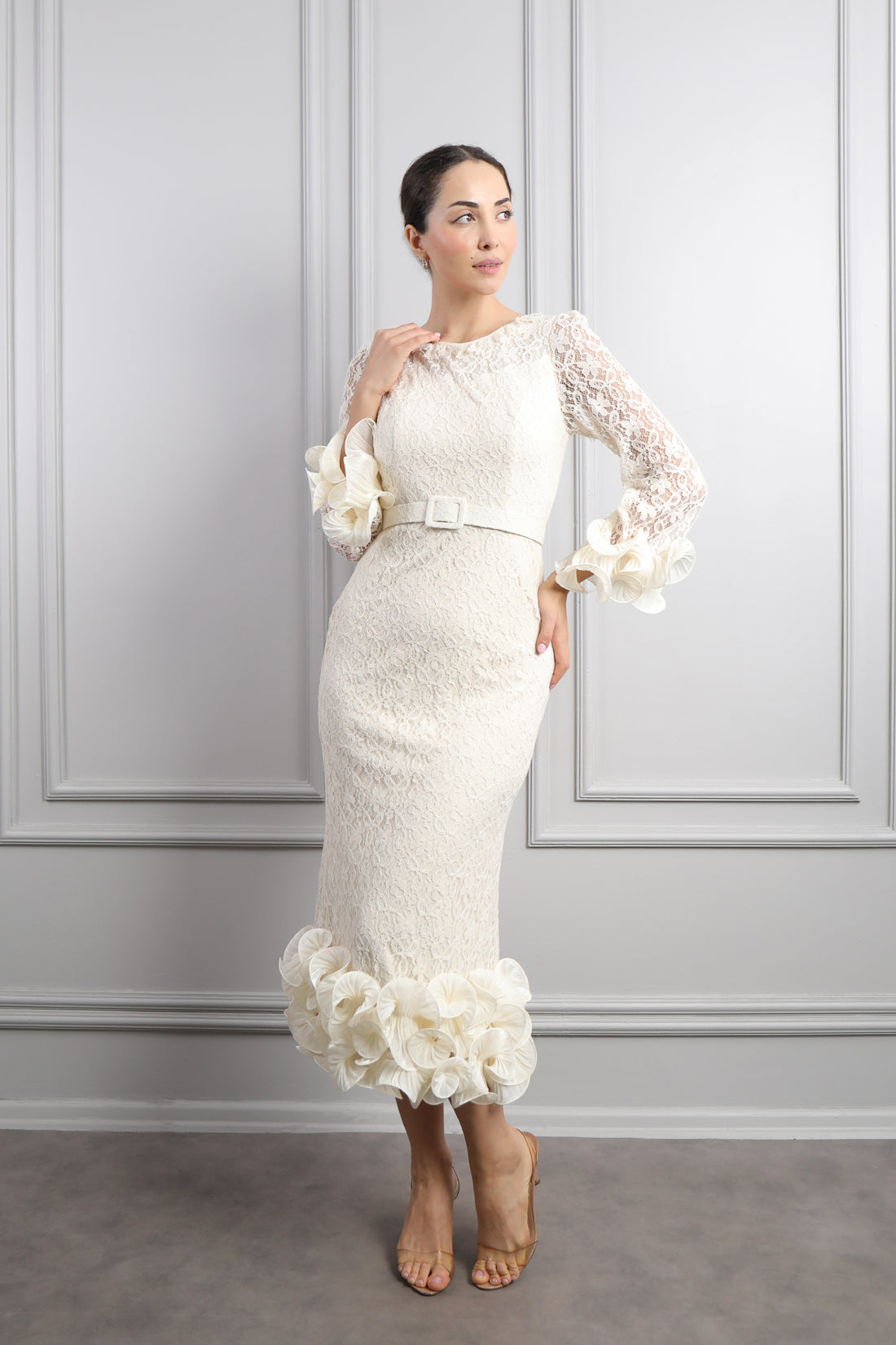 فستان ميدي ساتان بتفاصيل كشكشة عالاكمام والتنورة -بيج