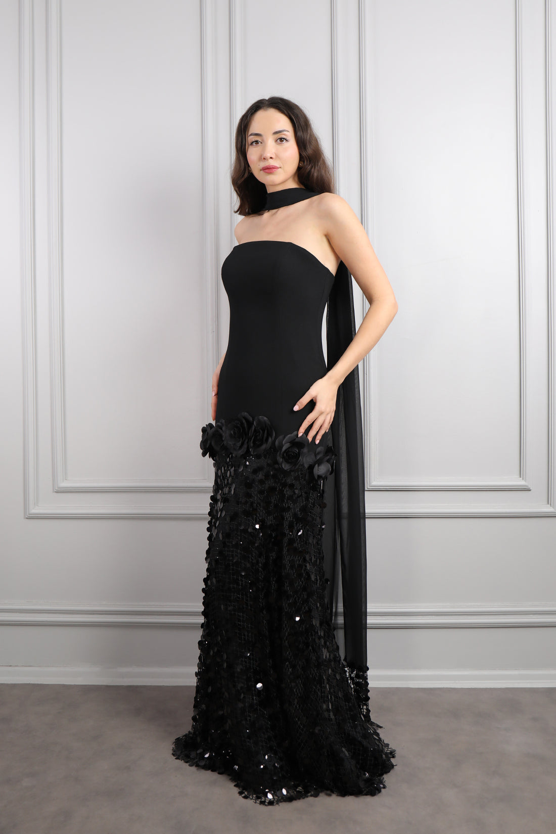 فستان سهرة سترابلس بزينة ورود وترتر مع شال -اسود