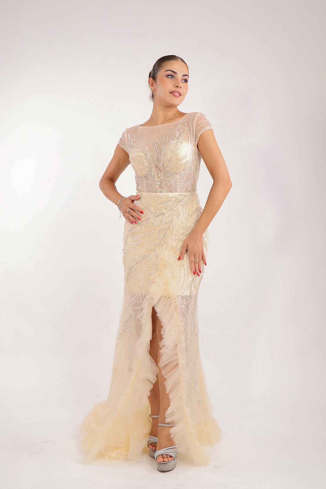 فستان سهرة بياقة واسعة شفافة مطرز بالخرز اللامع وتنورة مكشكشة من "المجموعة الخاصة" -اصفر