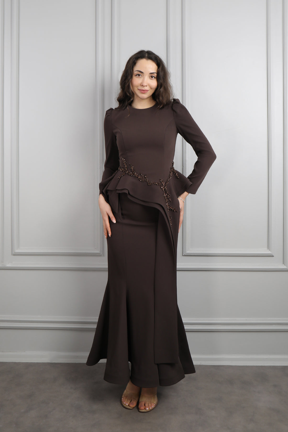 طقم تنورة وتوب مزين بالخرز بتفصيل ذيل من الخصر -بني