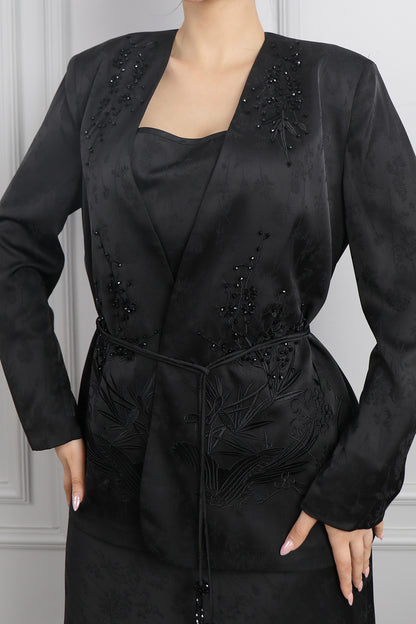 طقم تنورة ساتان وجاكيت بتطريزات خرزية وحزام عالخصر مقاس كبير  -اسود
