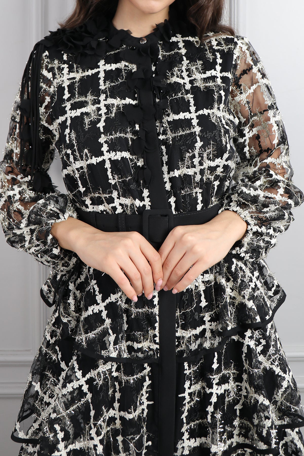 فستان بياقة ورود بتفاصيل طبقات مع حزام مقاس كبير -اسود ورمادي