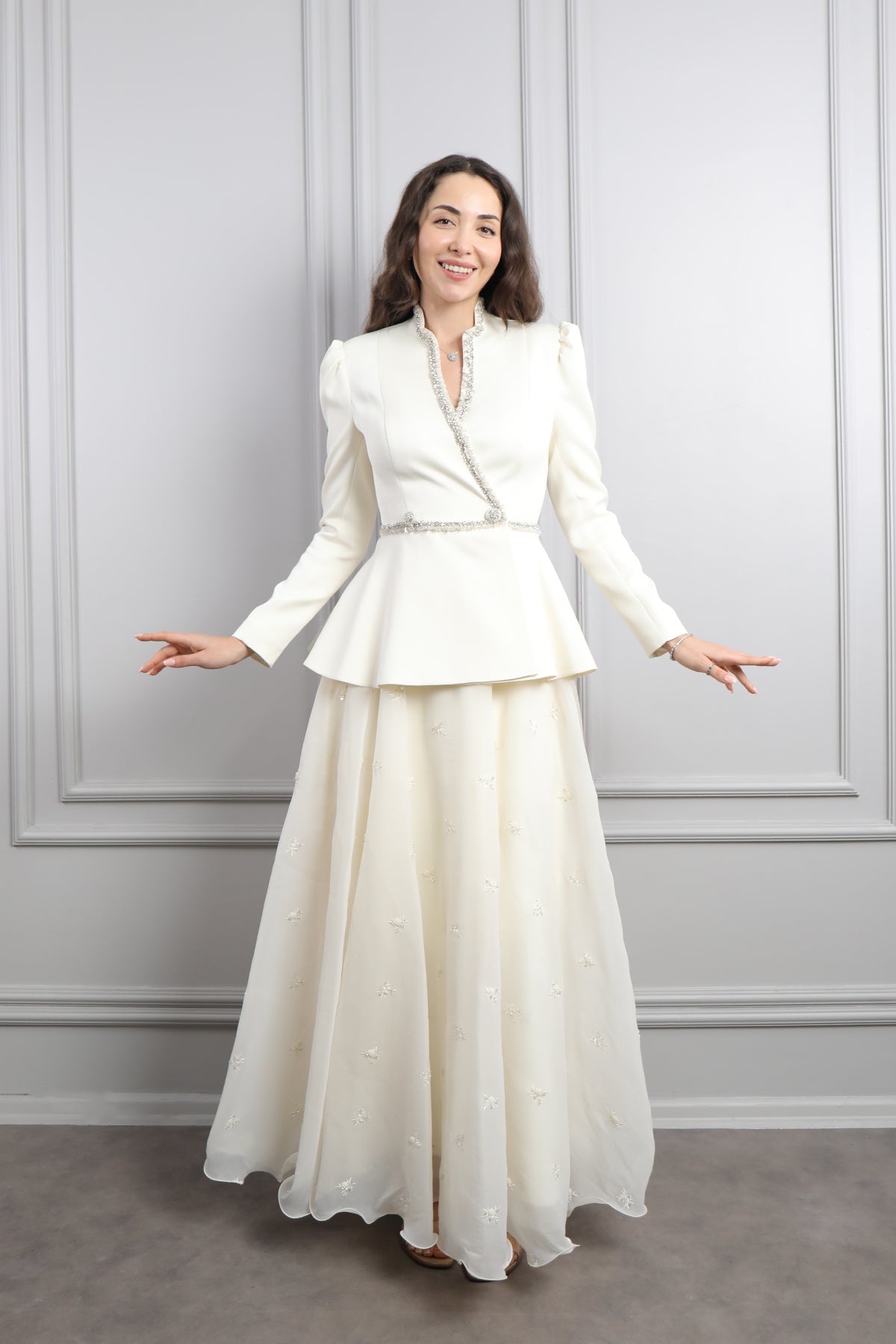 طقم تنورة مزين بتطريزات مع جاكيت مطرز بالفصوص -سكري