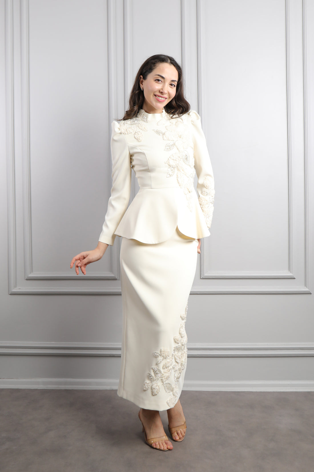 طقم تنورة مزين بتطريزات ورود -سكري