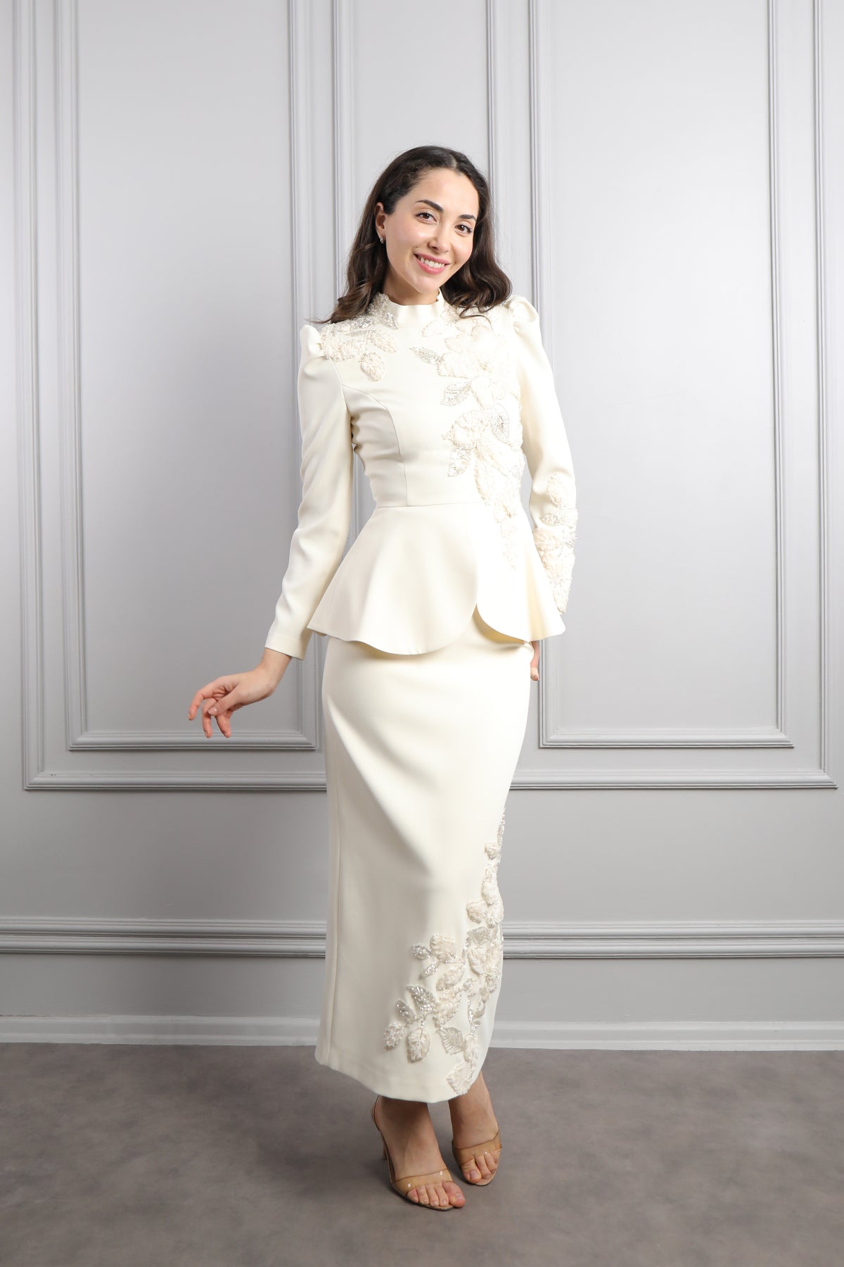 طقم تنورة مزين بتطريزات ورود -سكري