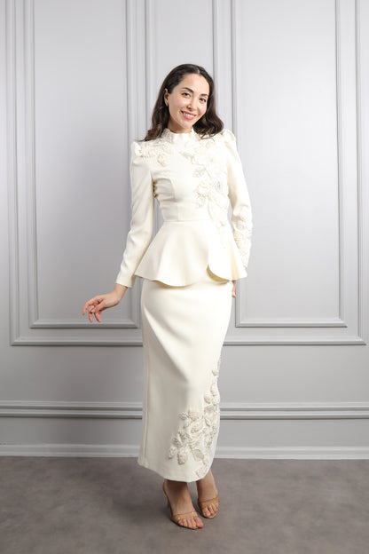 طقم تنورة مزين بتطريزات ورود -سكري