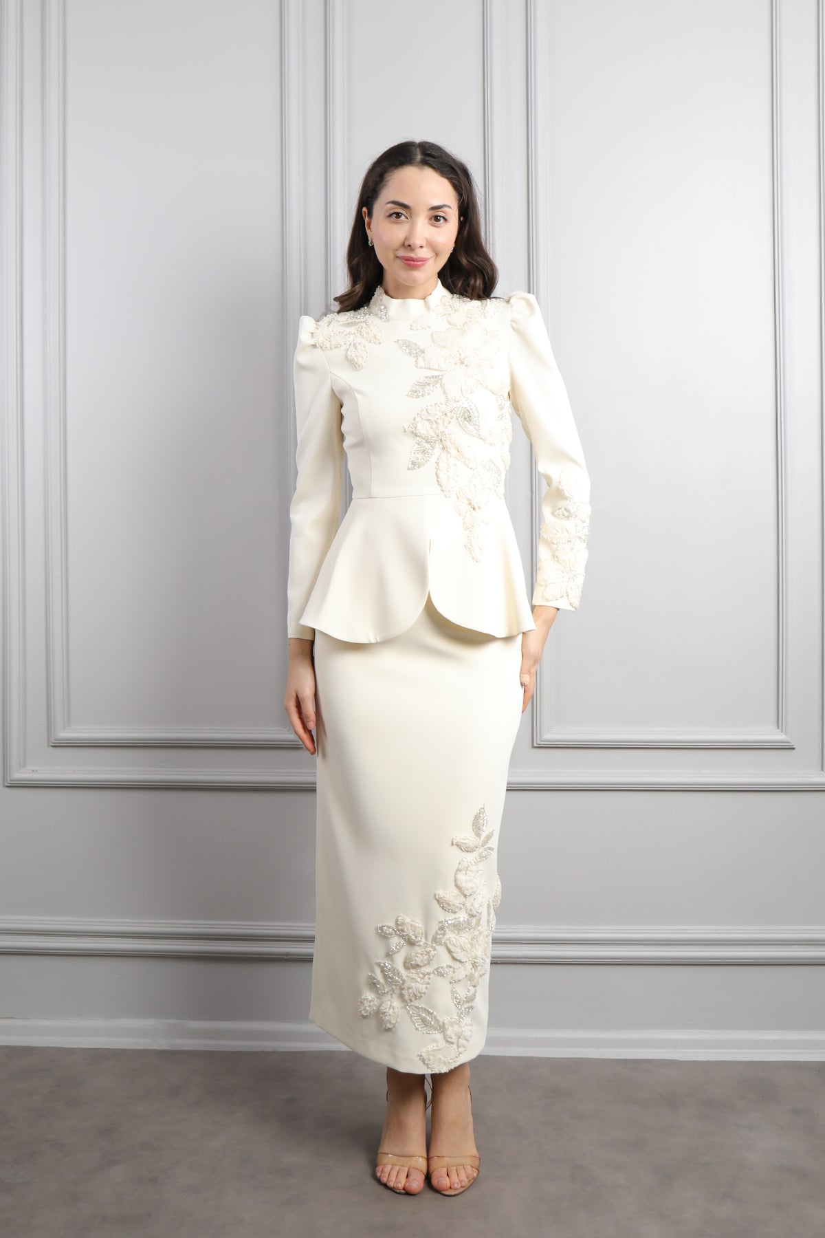 طقم تنورة مزين بتطريزات ورود -سكري