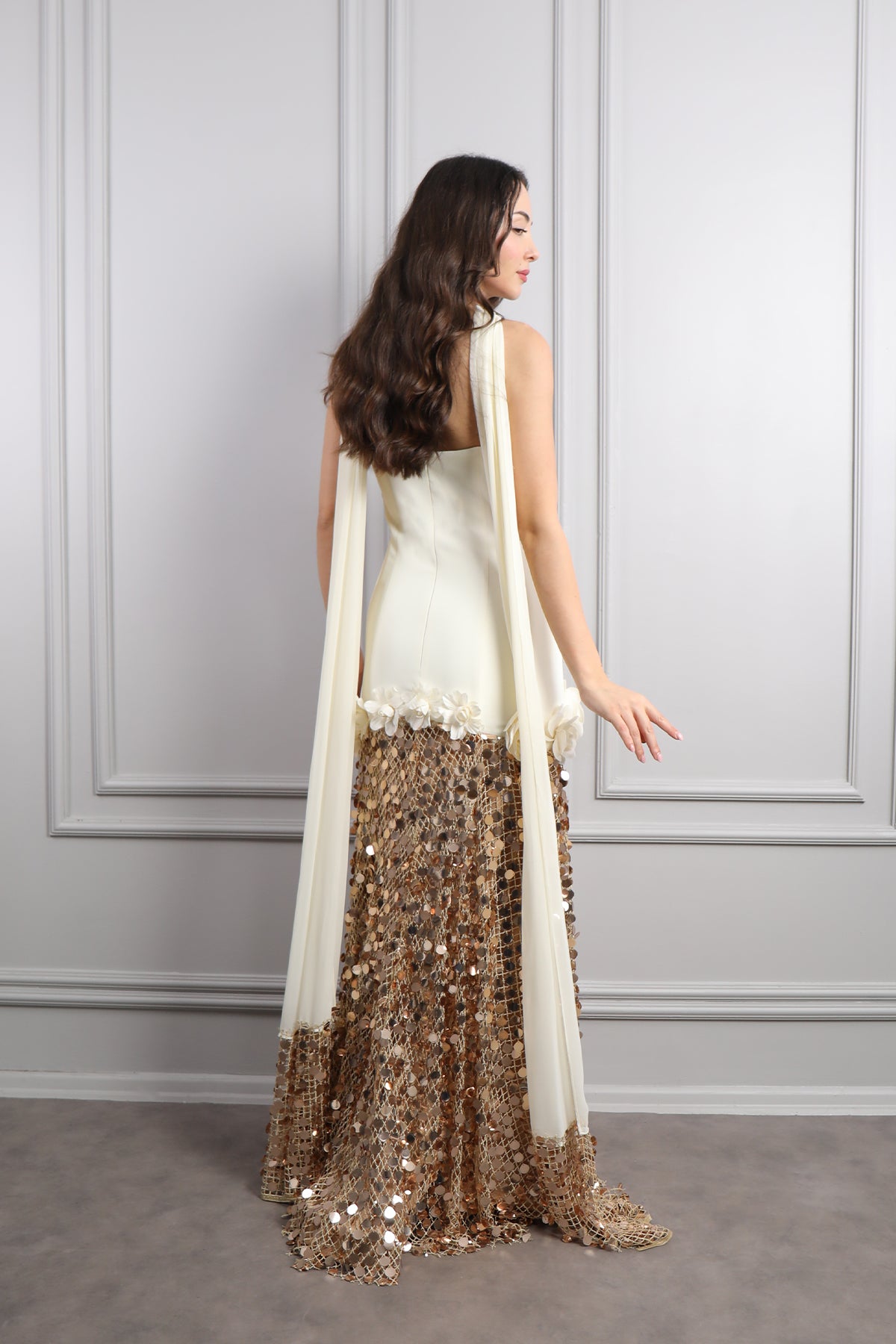 فستان سهرة سترابلس بزينة ورود وترتر مع شال -سكري وذهبي