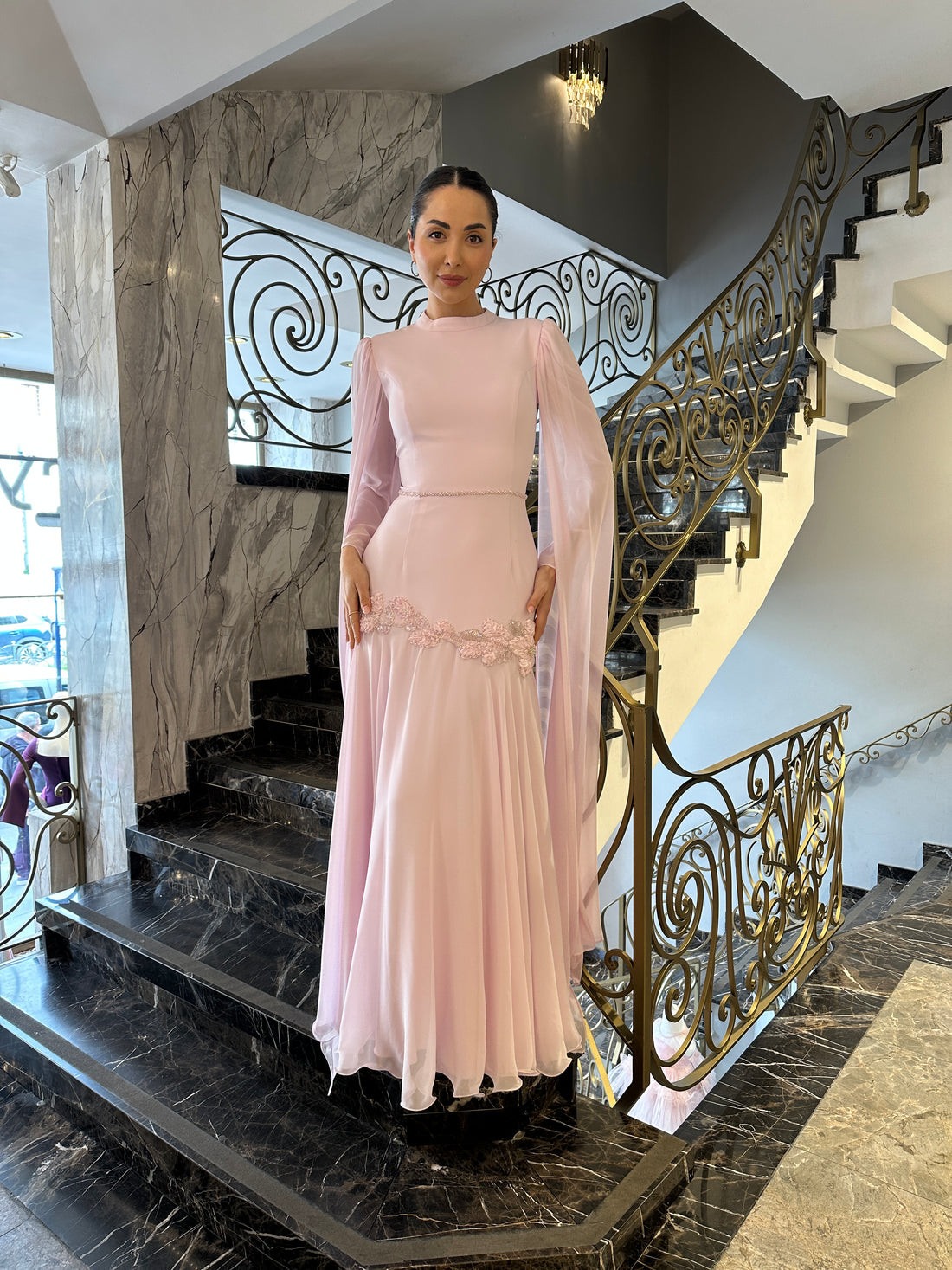 فستان ساتر بتصميم كايب عالاكتاف وتطريزات خرزية -بمبي