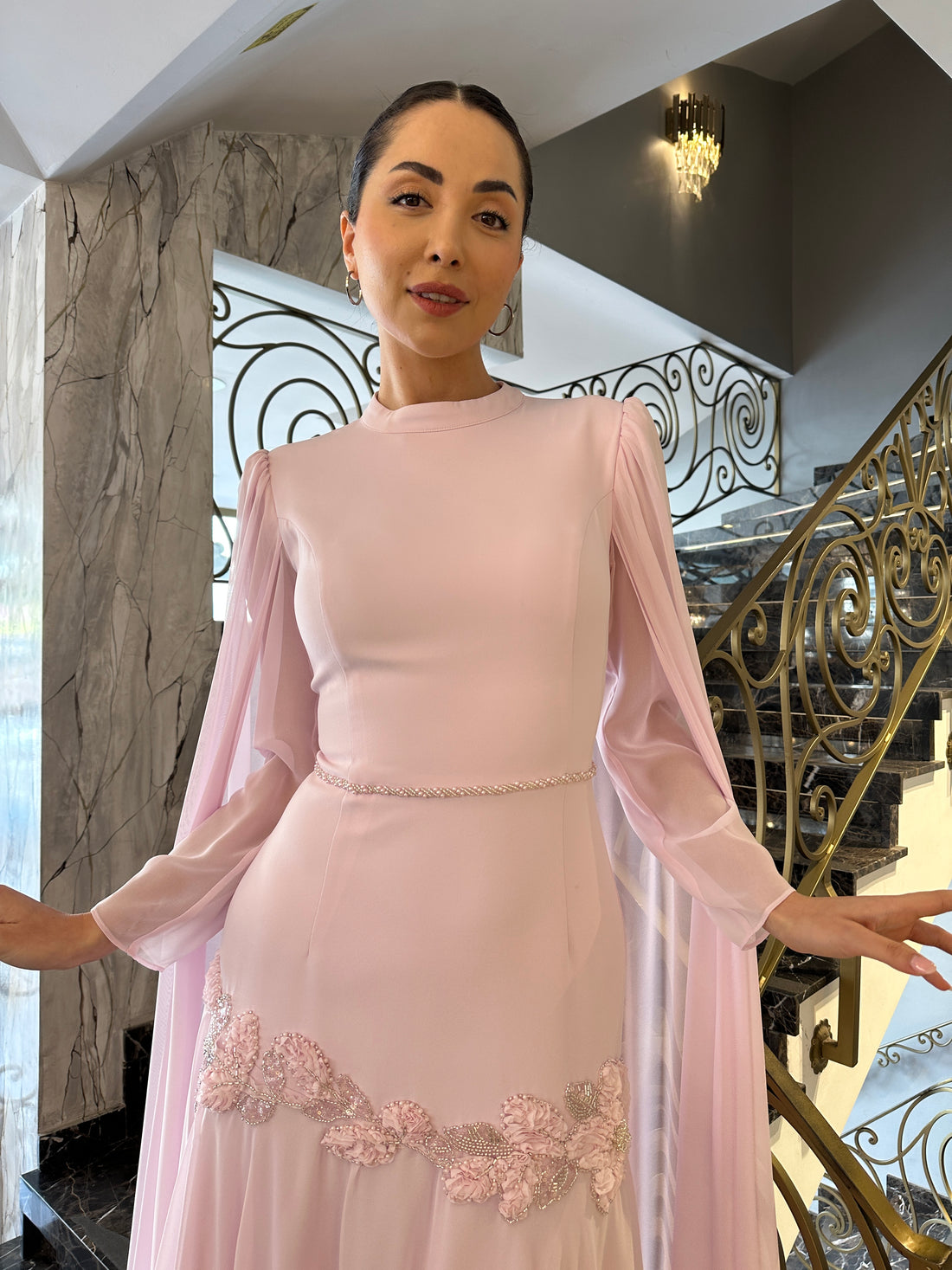 فستان ساتر بتصميم كايب عالاكتاف وتطريزات خرزية -بمبي