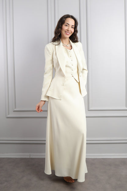 طقم ثلاثي بتنورة وجاكيت بتطريزات خرزية وتفاصيل ربط في الخلف -بيج