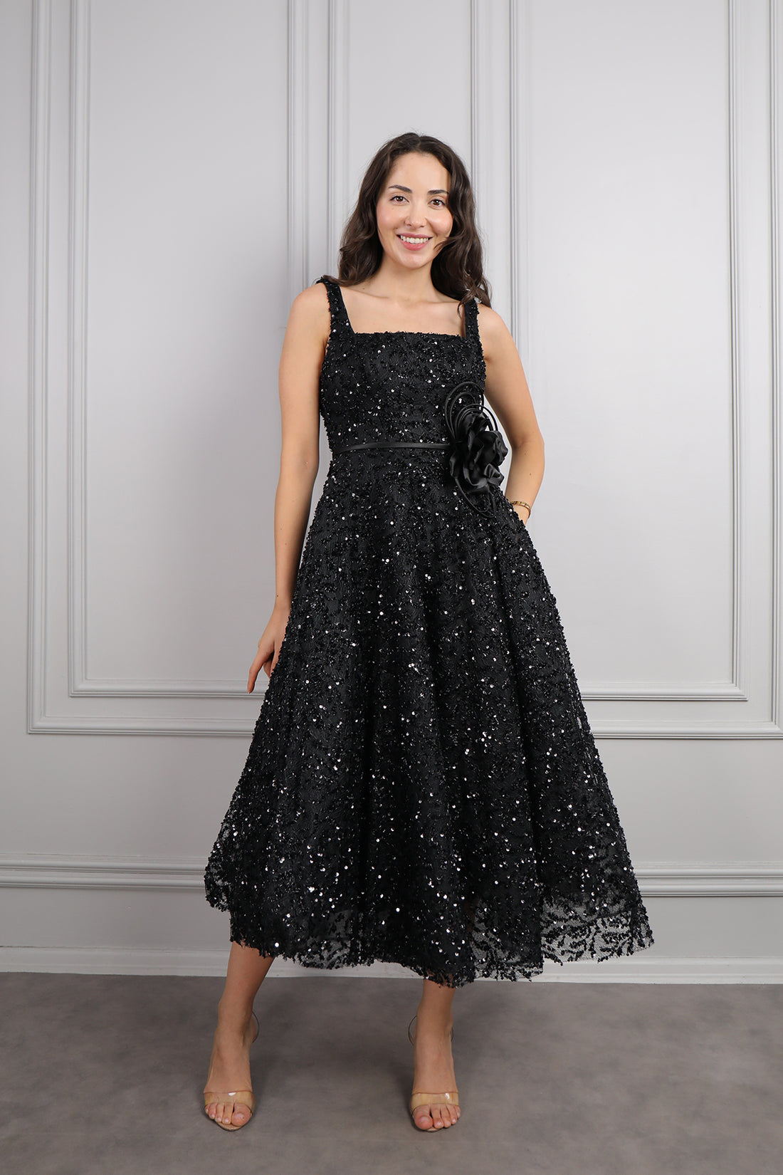 فستان سهرة بياقة مربعة مطرز بالكامل بالترتر -اسود