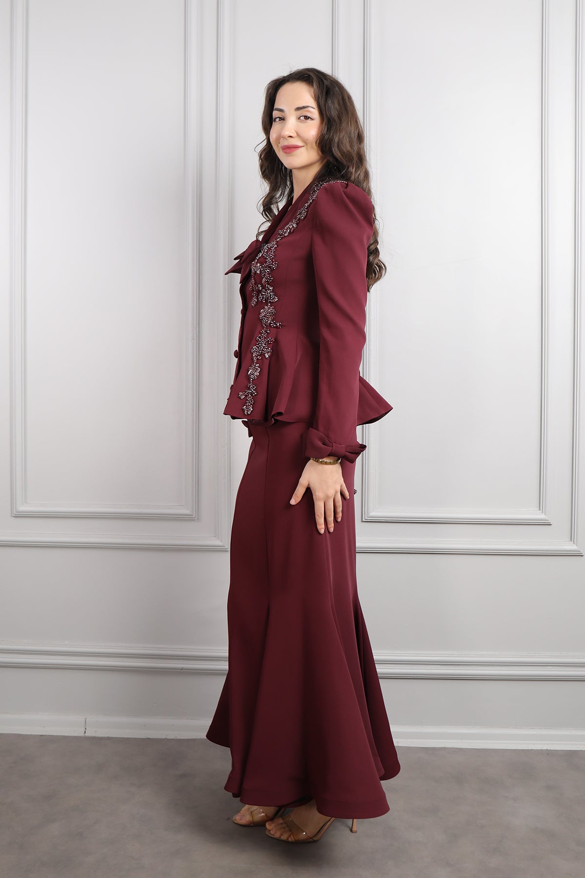 طقم تنورة وجاكيت بزينة فيونكة وتطريزات خرزية -عودي