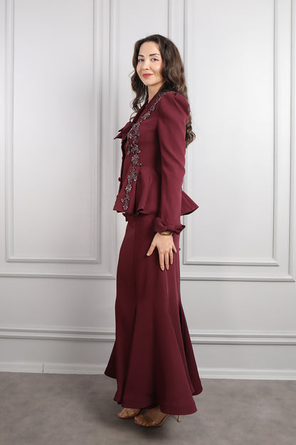 طقم تنورة وجاكيت بزينة فيونكة وتطريزات خرزية -عودي