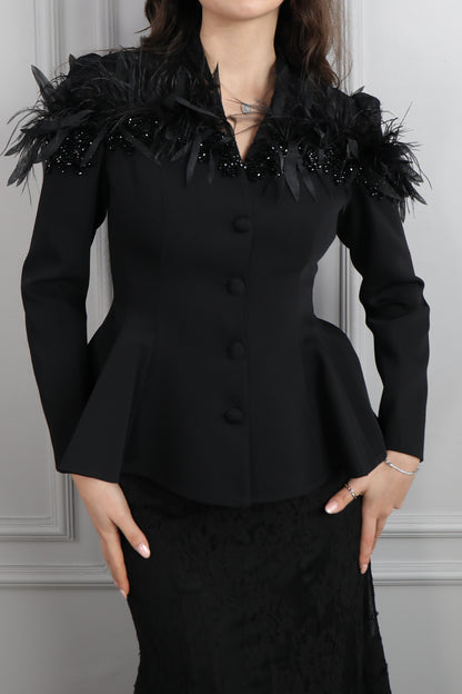 طقم تنورة دانتيل وجاكيت مزين بالريش والخرز -اسود