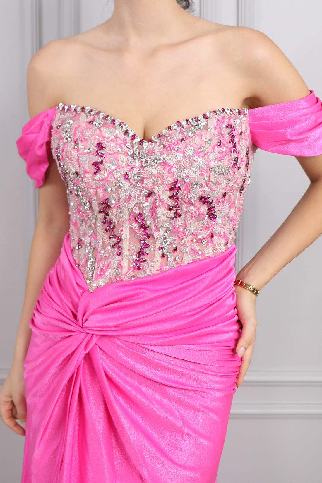 فستان سهرة مكشوف الاكتاف مطرز بالكريستالات مع تفصيل عقدة -فوشي