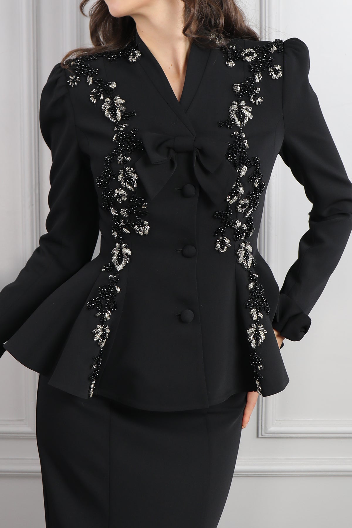 طقم تنورة وجاكيت بزينة فيونكة  وتطريزات خرزية -اسود