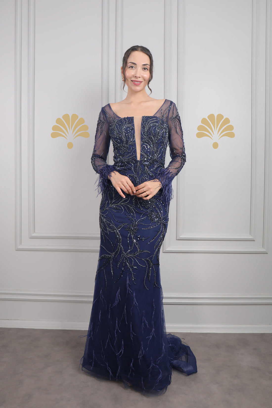 فستان سهرة باكمام شفافة كطرز بالخرز مع تفاصيل ريش من "المجموعة الخاصة" -كحلي