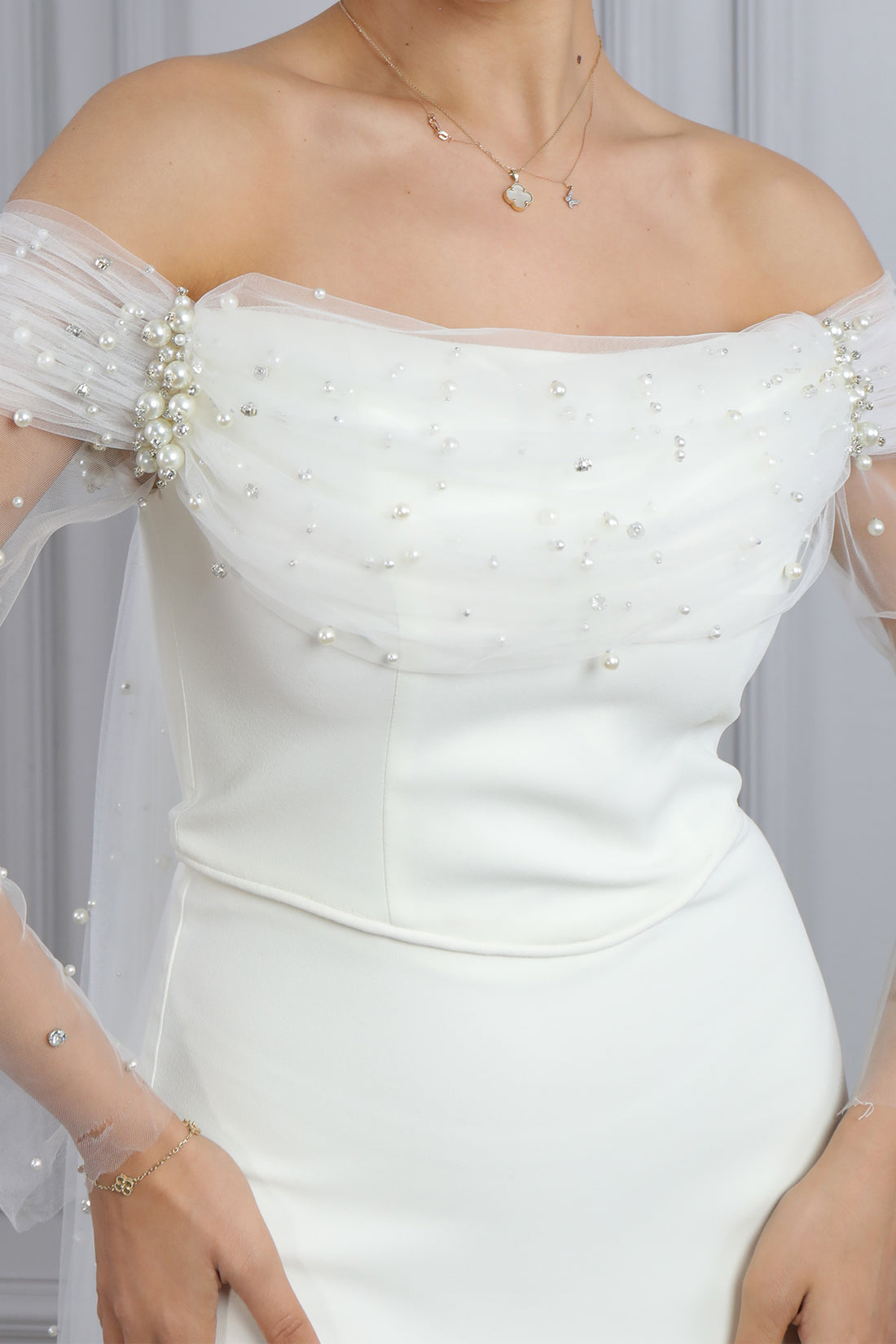 فستان سهرة مكشوف الاكتاف مع تفاصيل لؤلؤية وكاب من الكتف -سكري