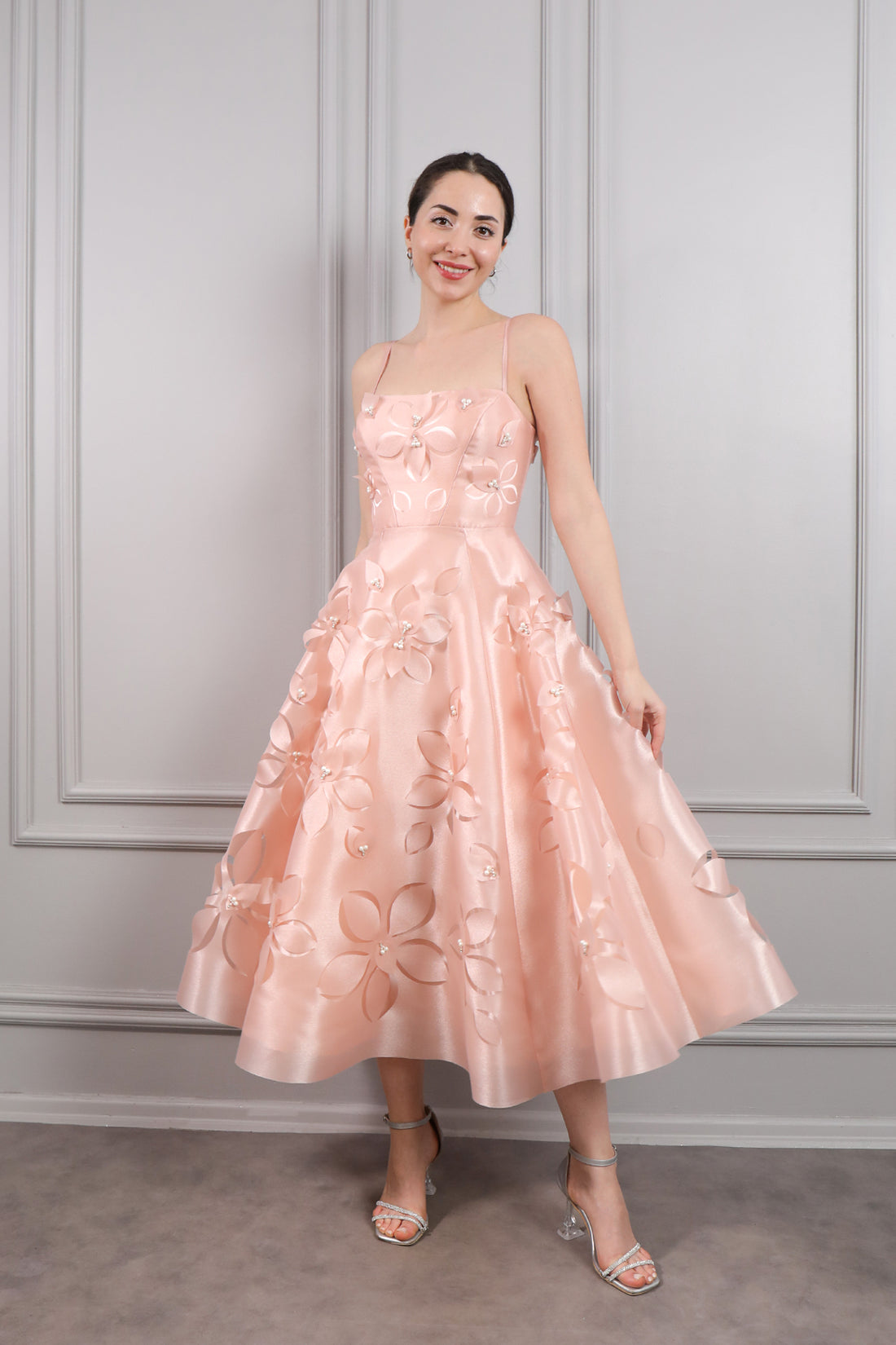 فستان سهرة ميدي بحمالات رفيعة بتفاصيل ورود -بمبي