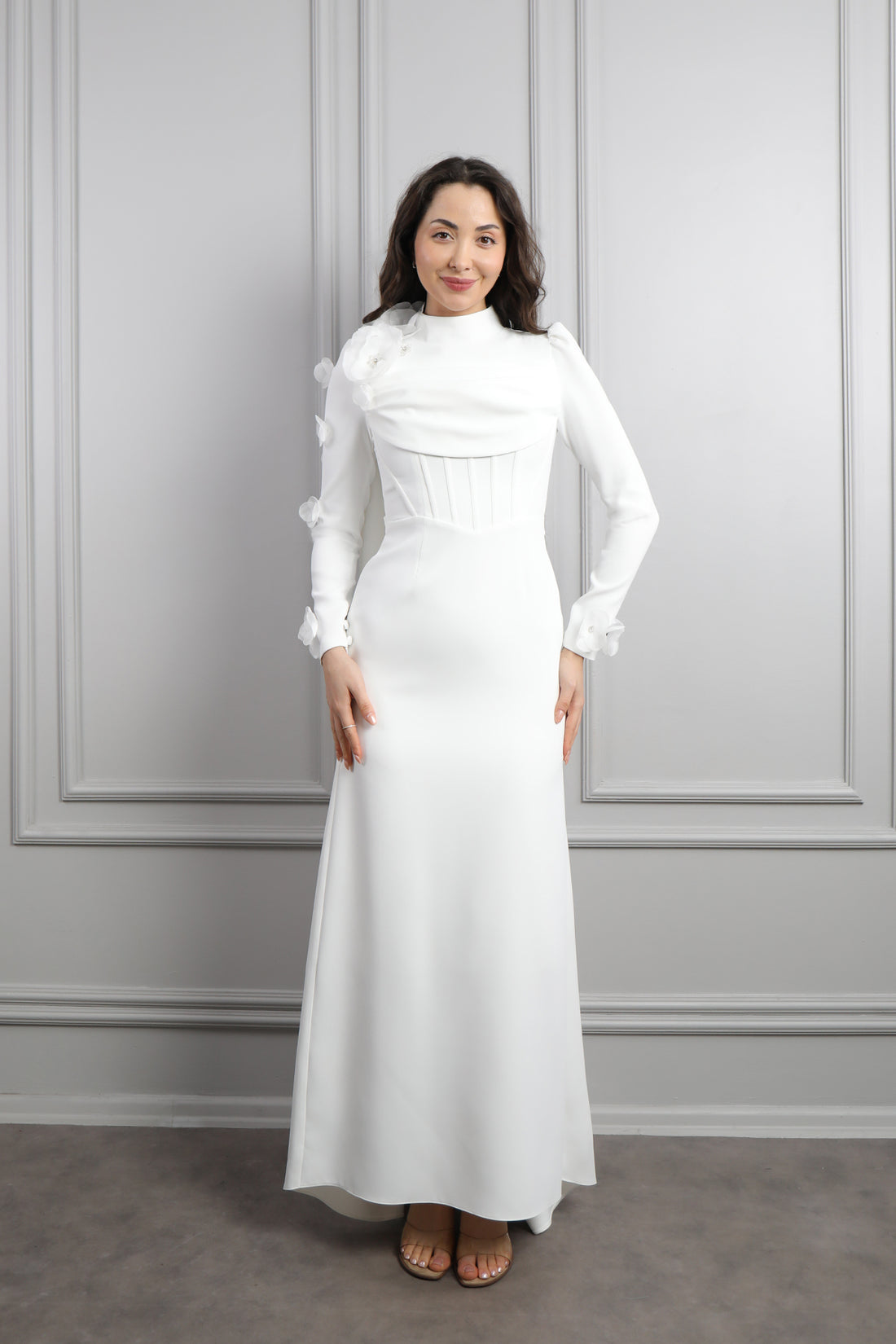 فستان سهرة للمحجبات بتصميم كورسيه وزينة ورود مع تفصيل كايب من الكتف -ابيض