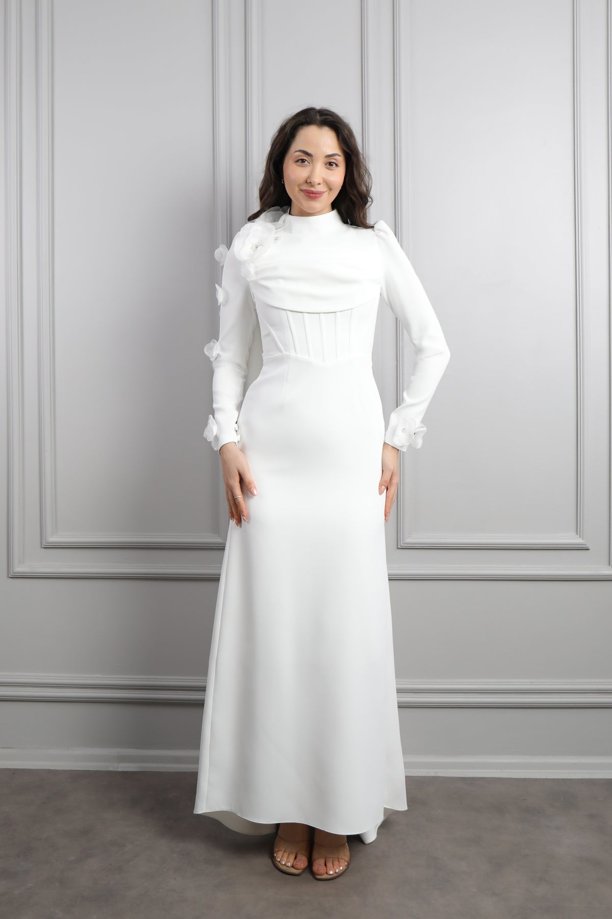 فستان سهرة للمحجبات بتصميم كورسيه وزينة ورود مع تفصيل كايب من الكتف -ابيض