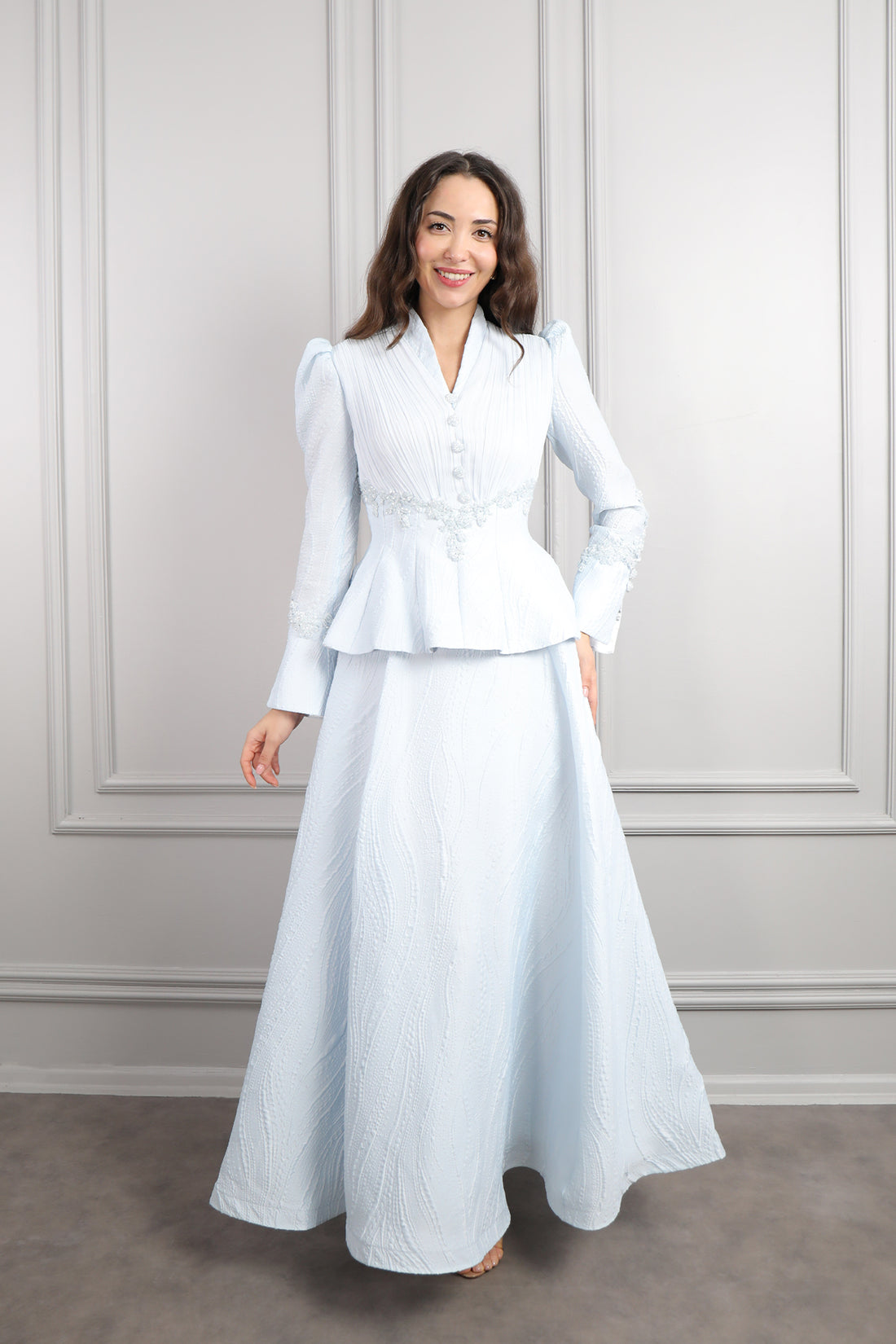 طقم تنورة وتوب بتطريزات خرزية وتفاصيل تكسيرات -ازرق