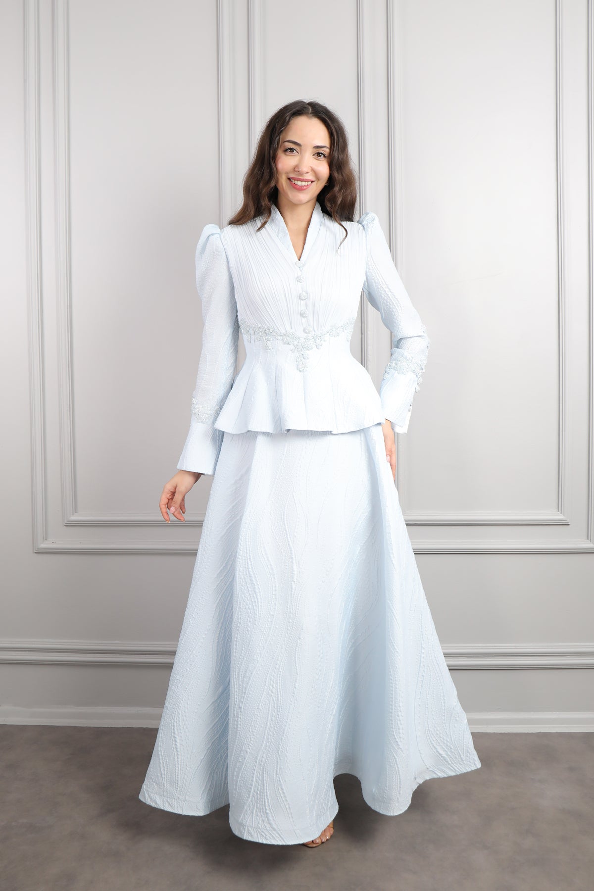 طقم تنورة وتوب بتطريزات خرزية وتفاصيل تكسيرات -ازرق