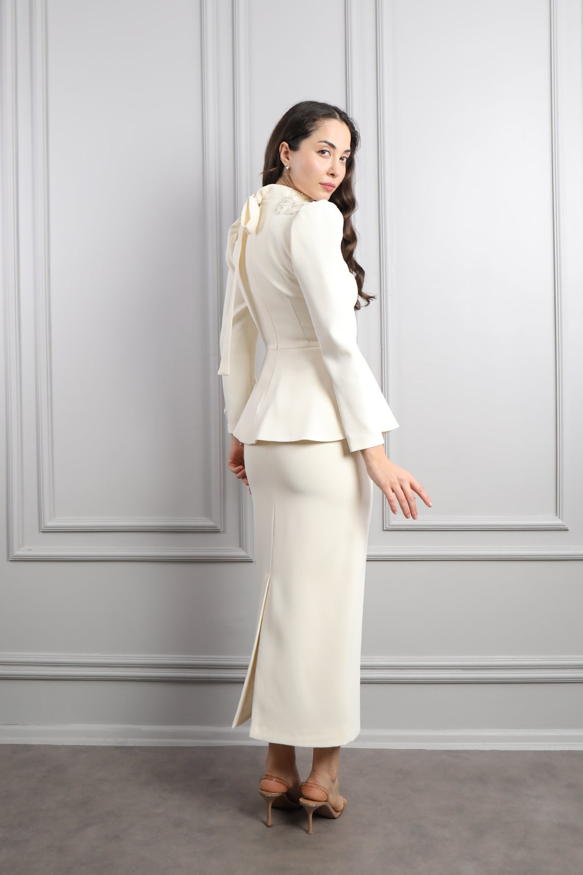 طقم تنورة مزين بتطريزات ورود -سكري