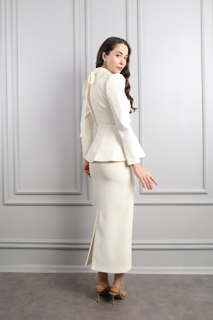 طقم تنورة مزين بتطريزات ورود -سكري