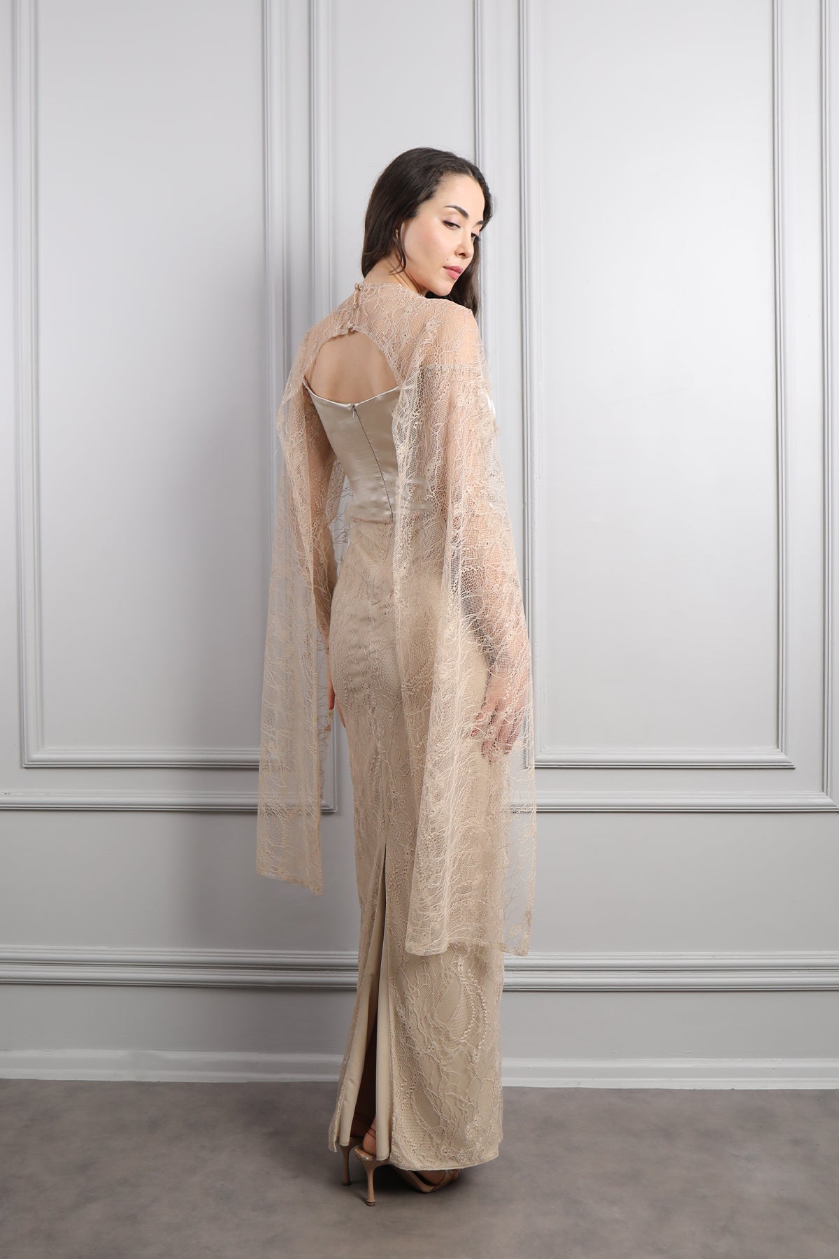 فستان سهرة سترابلس بفاصيل دانتيل وكايب من الكتف -بيج