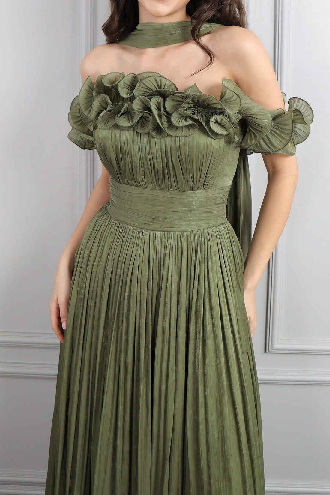 فستان سهرة مكشوف الاكتاف بتفاصيل كشكشة مع شال -زيتي