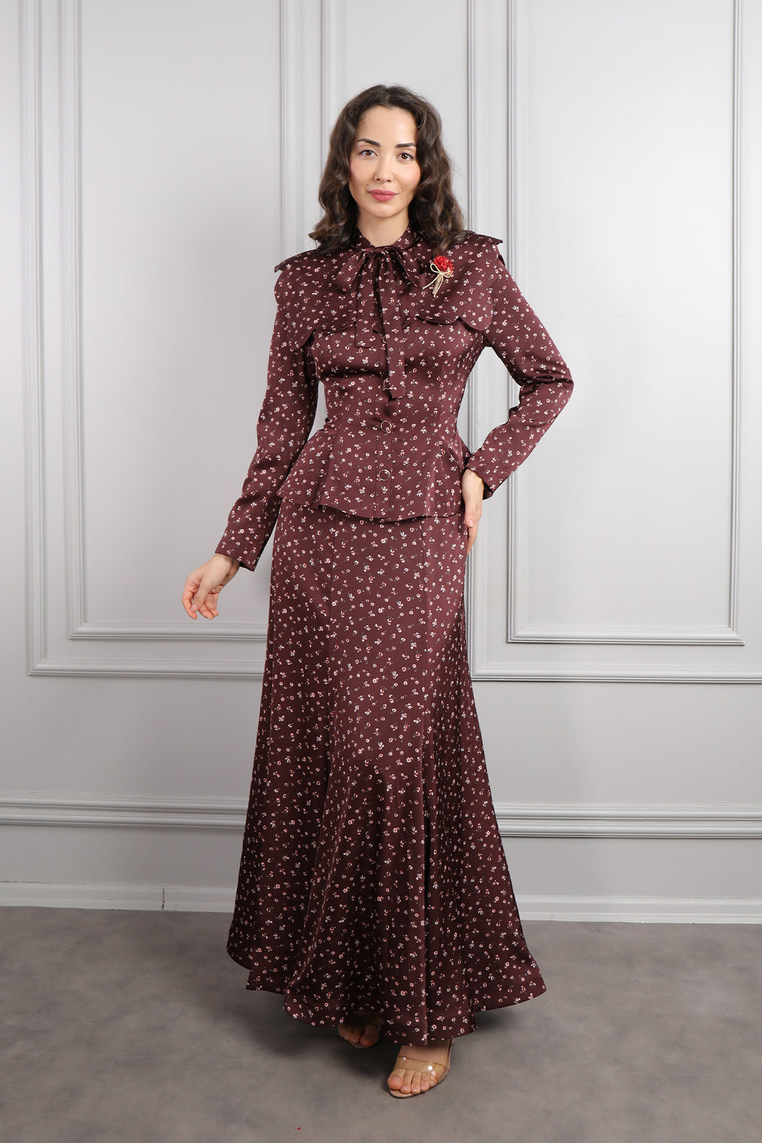 طقم تنورة وبلوزة ساتان مزخرف ورود بياقة تنربط -عودي