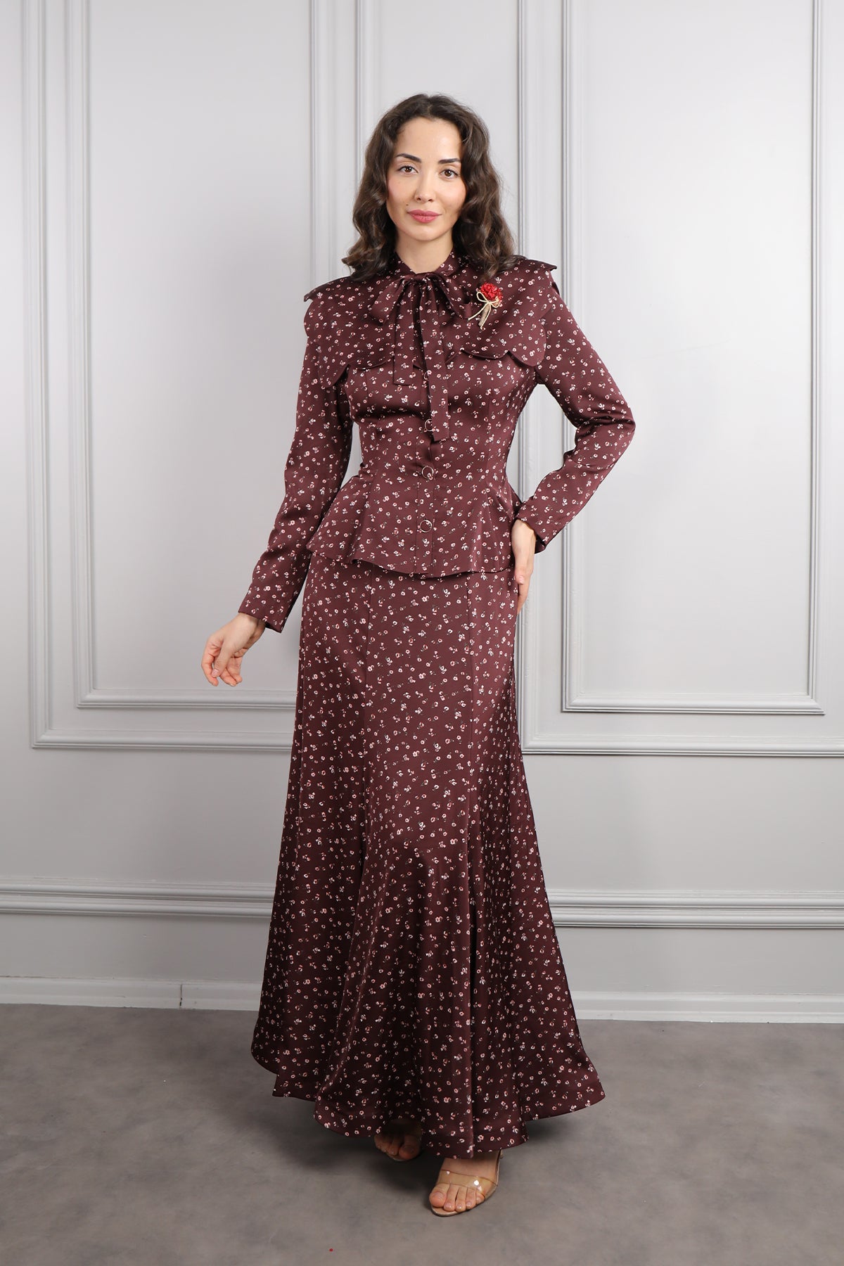 طقم تنورة وبلوزة ساتان مزخرف ورود بياقة تنربط -عودي