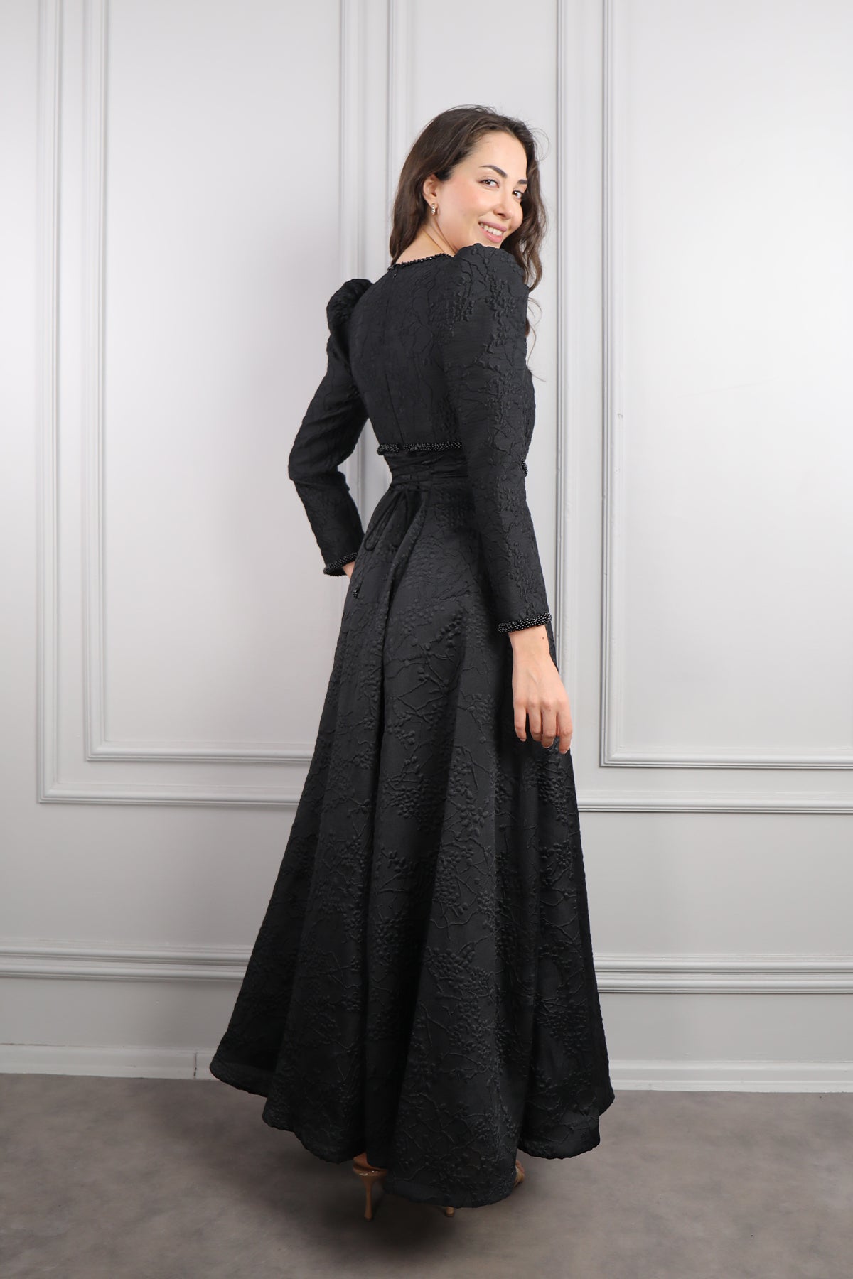 فستان بنقشات مزين بالخرز وتفاصيل ربط في الخلف -اسود